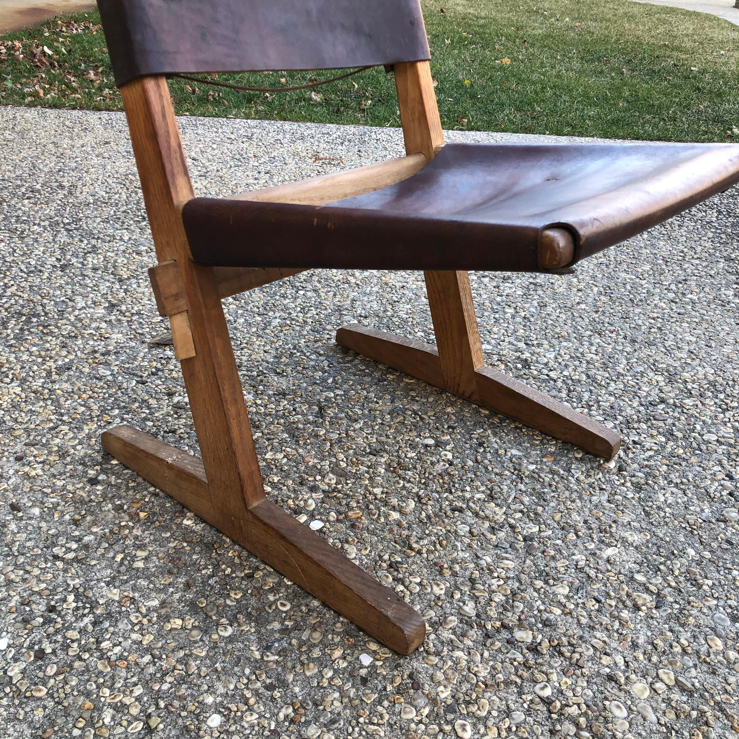 Chaise cantilever élégante en bois et cuir Bon état - En vente à East Hampton, NY