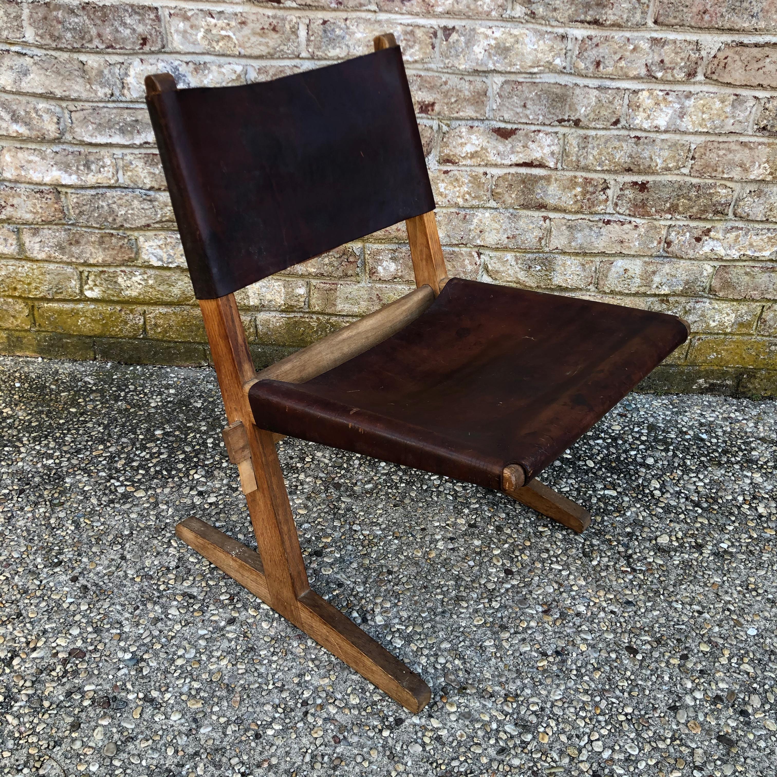 20ième siècle Chaise cantilever élégante en bois et cuir en vente