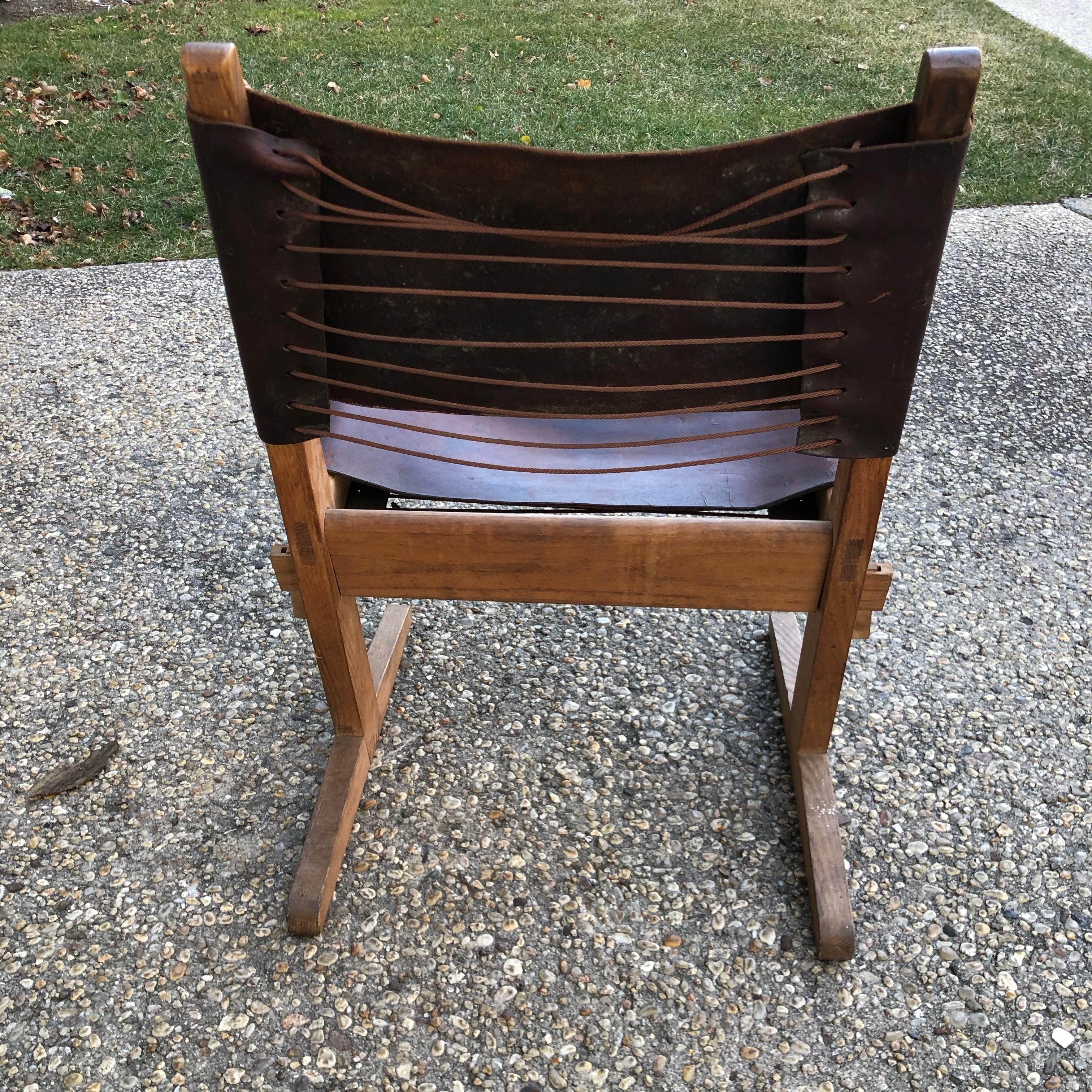 Cuir Chaise cantilever élégante en bois et cuir en vente
