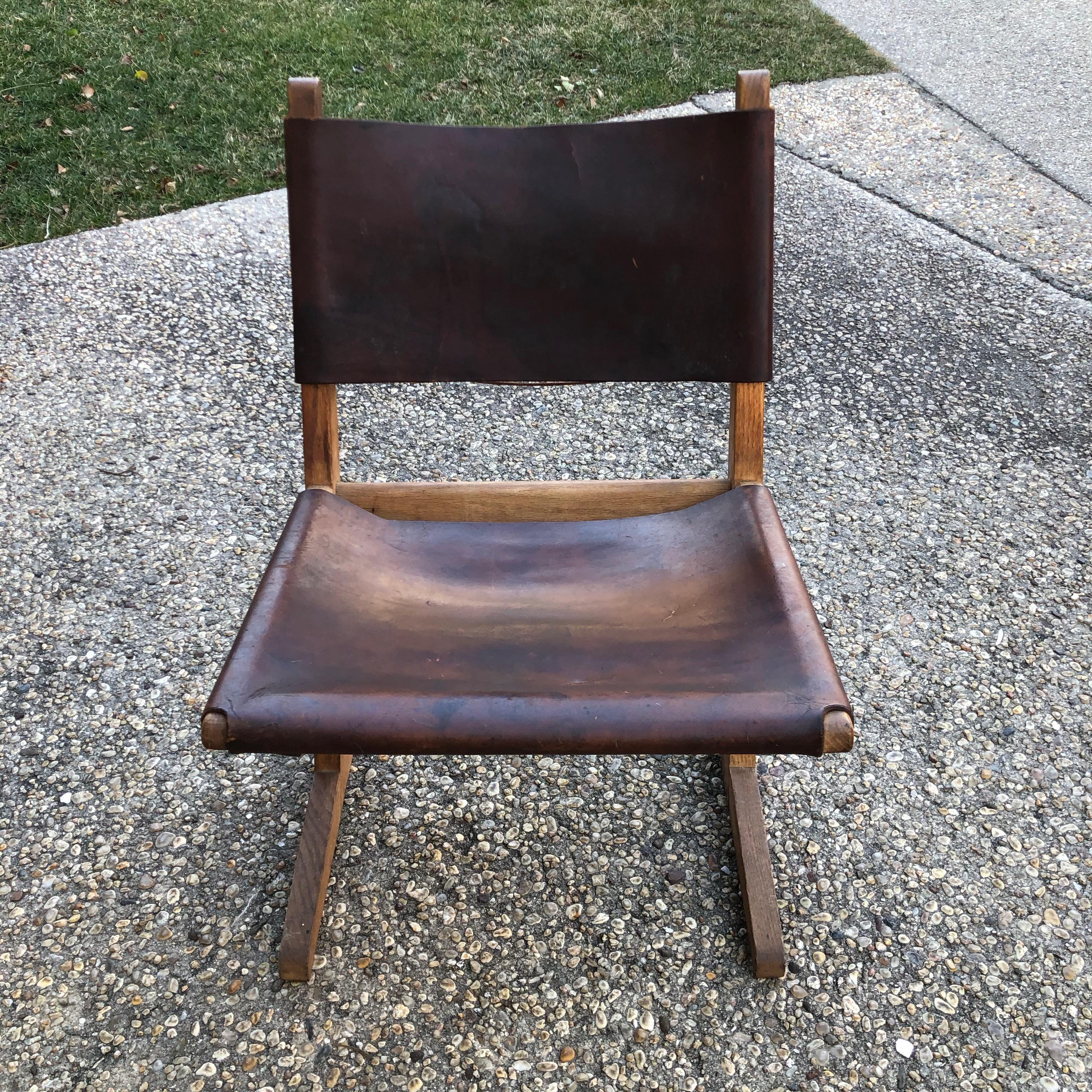 20th Century Stylish Wood and Leather Cantilevered Chair For Sale