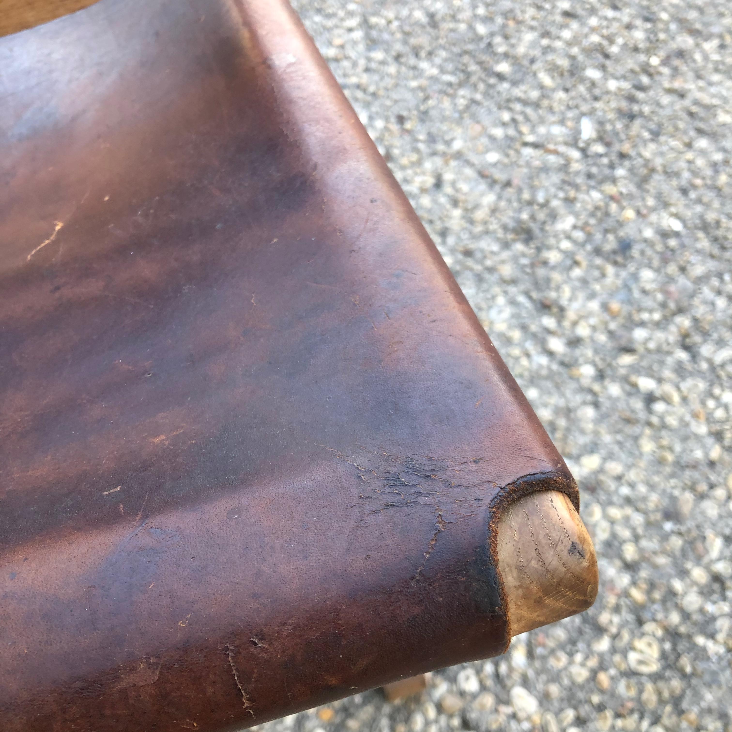 Chaise cantilever élégante en bois et cuir en vente 3