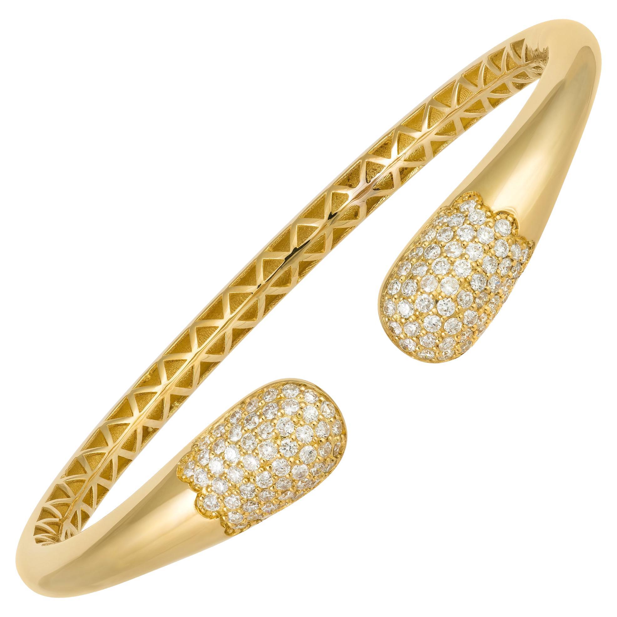 Stylish Yellow Gold 18K Bracelet Diamond for Her For Sale