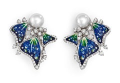 Boucles d'oreilles élégantes en or blanc, diamants blancs et perles, décorées à la main avec de la NanoMosaïque