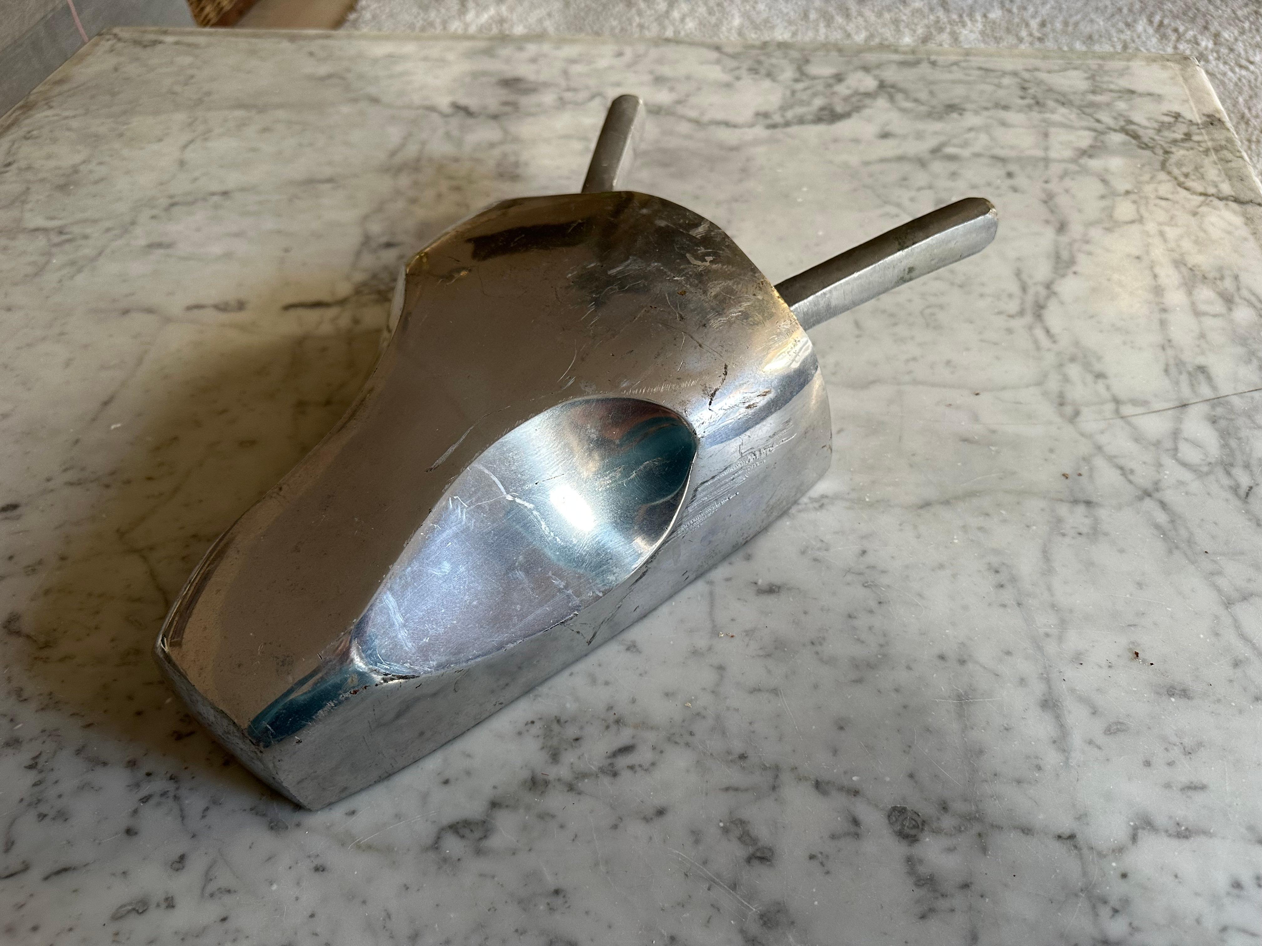 Stylized Aluminum Bull Head – Mid-20th Century Italian Butcher Shop Sign In Good Condition For Sale In Hamburg, DE