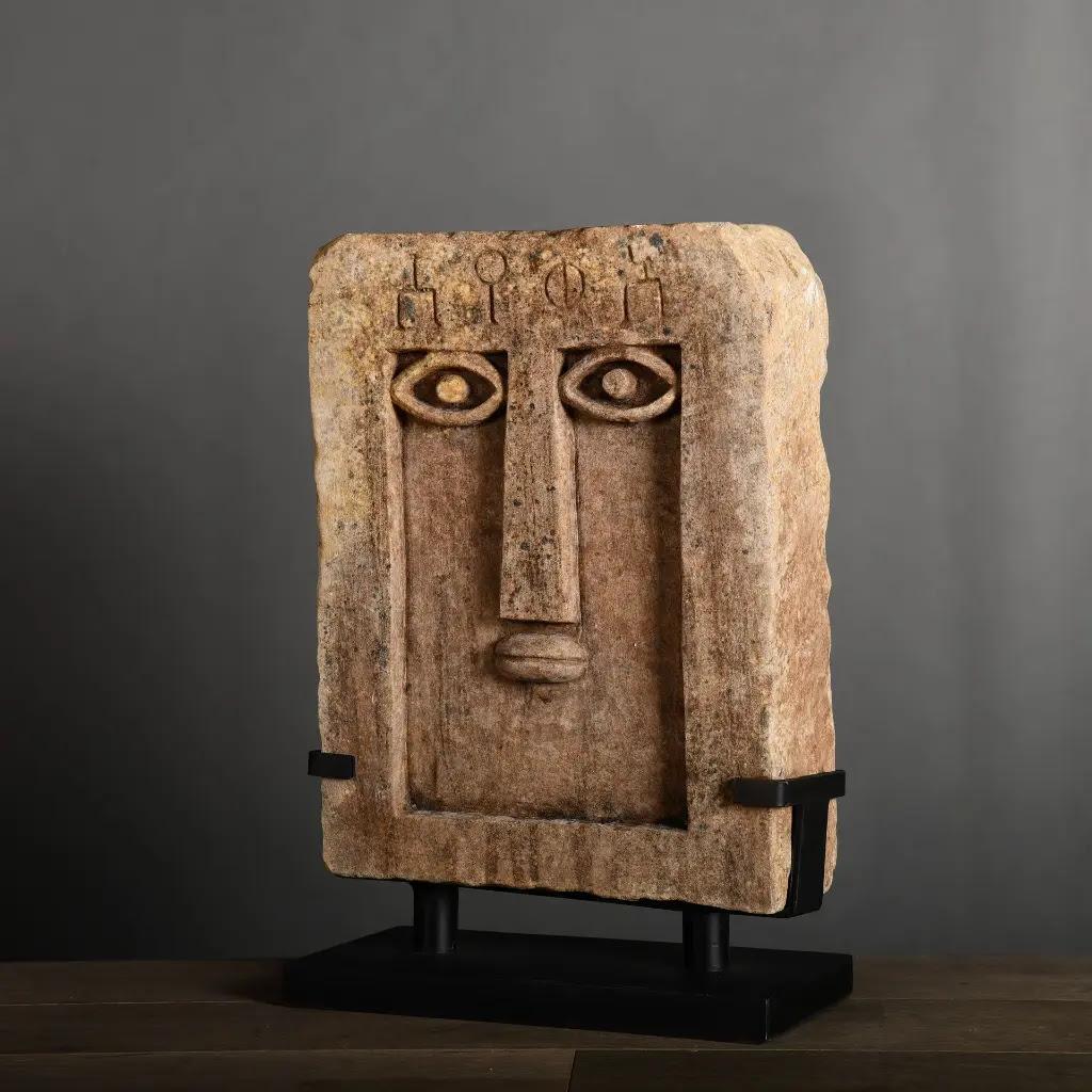 Archaïque Steele antique stylisée en grès - Model No Antiques, Art funéraire d'Arabie du Sud en vente