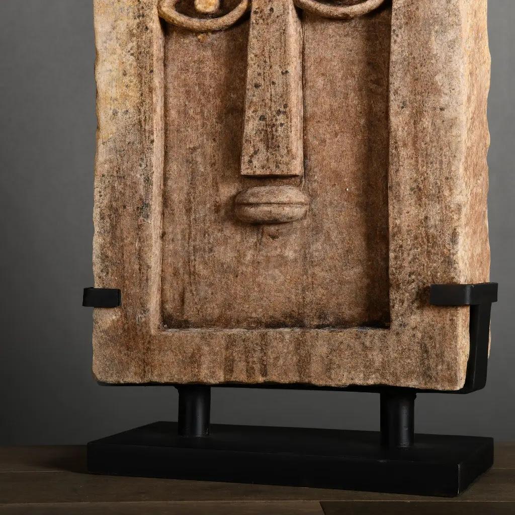 Yéménite Steele antique stylis�ée en grès - Model No Antiques, Art funéraire d'Arabie du Sud en vente