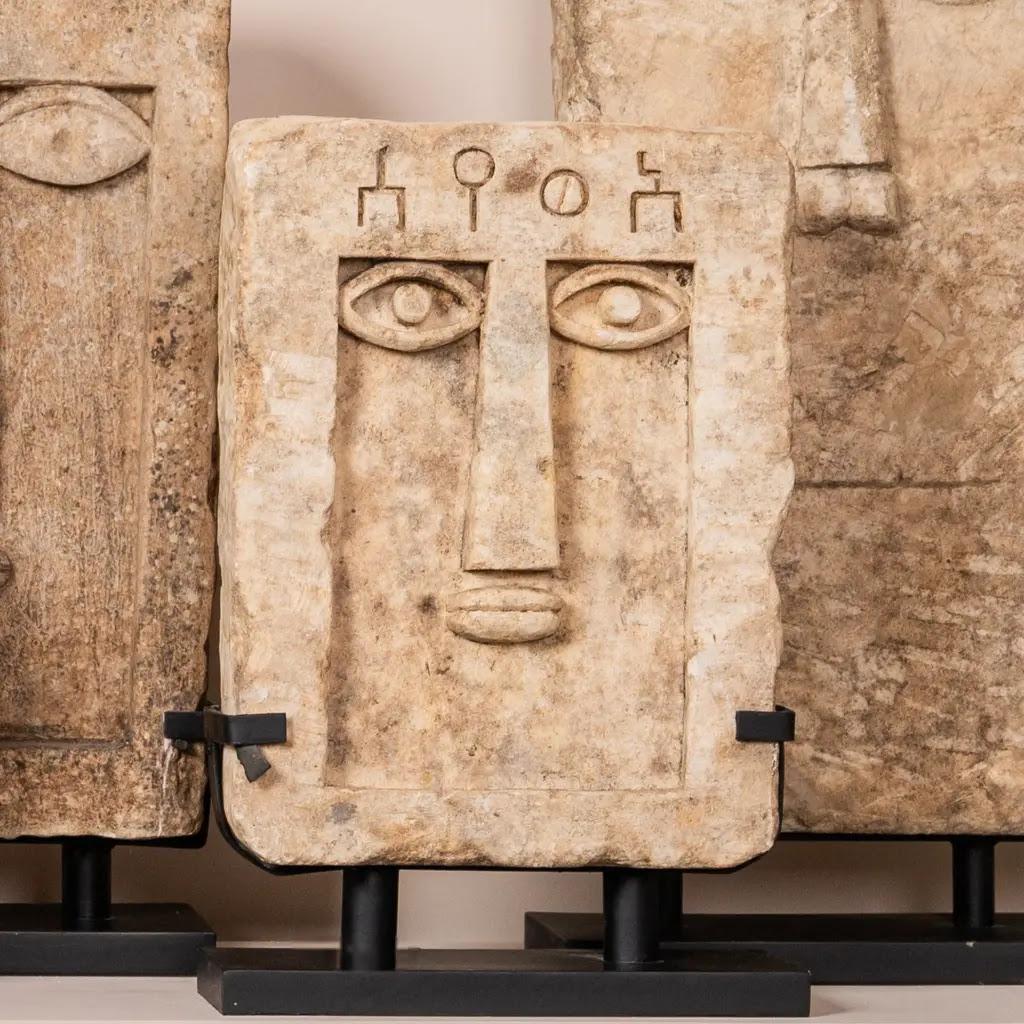 20ième siècle Steele antique stylisée en grès - Model No Antiques, Art funéraire d'Arabie du Sud en vente