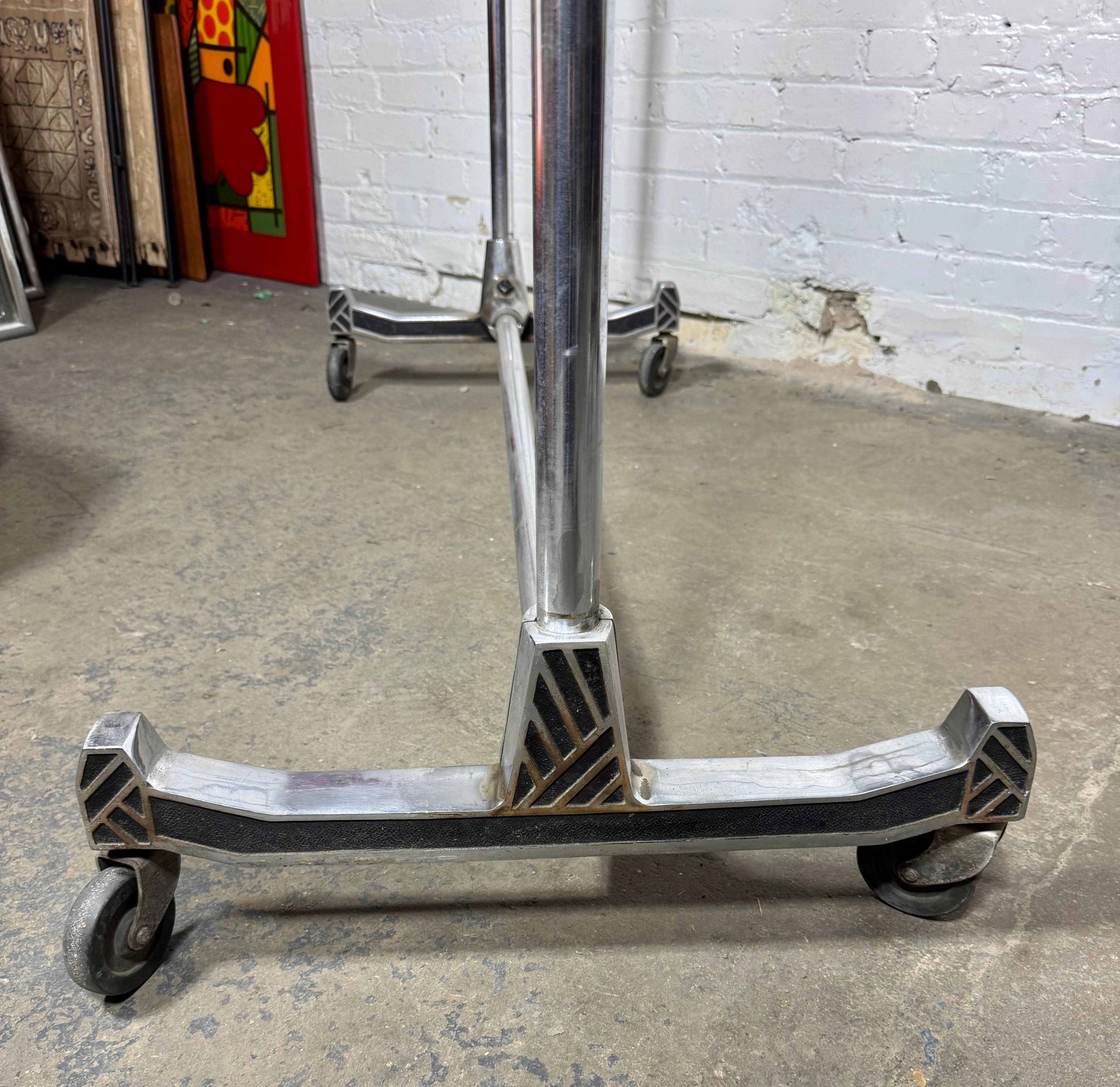 Stilisierte Art Deco verchromt Stahl Rollen Doppel Bar Garment / Kleidung Rack im Angebot 2