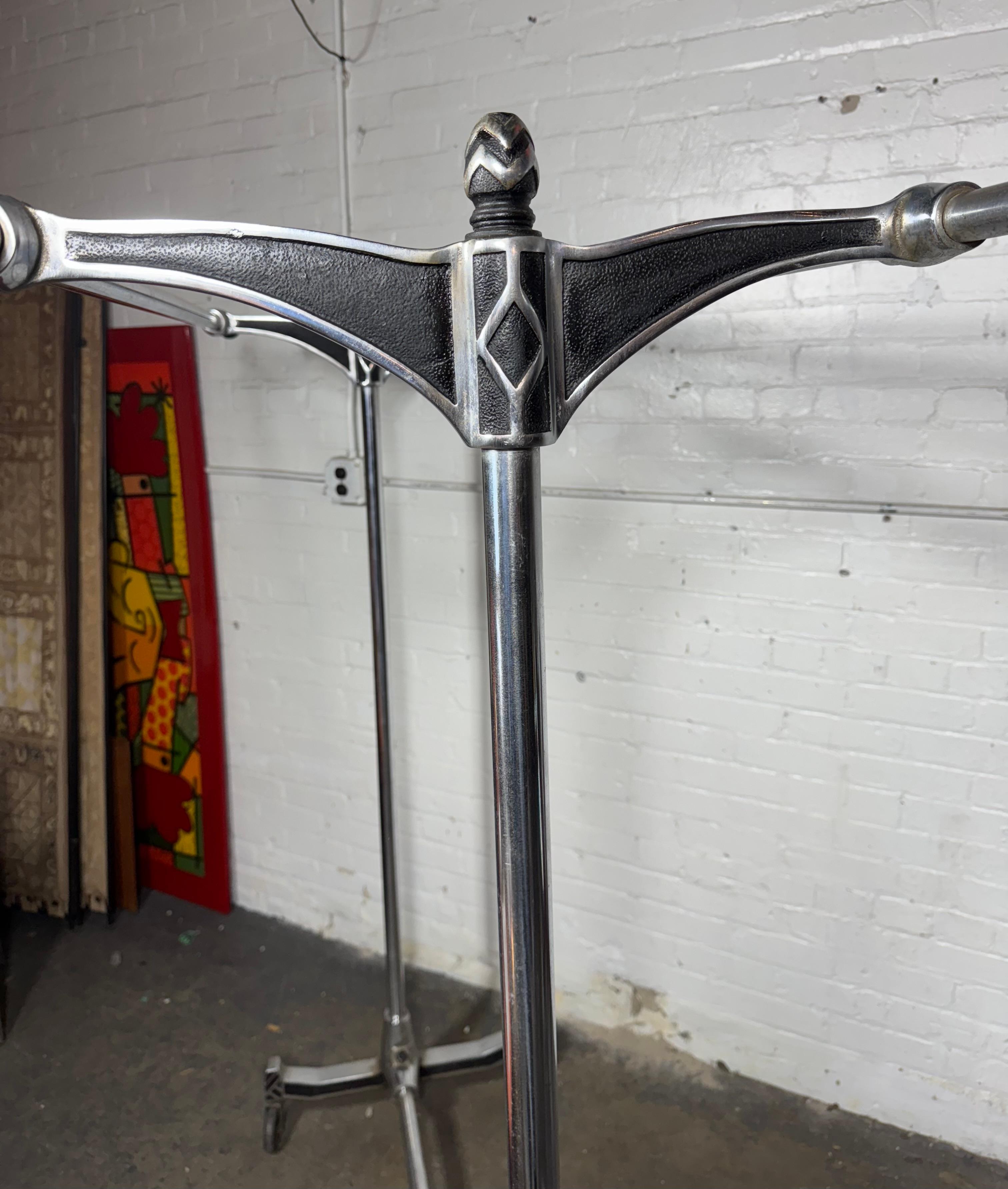 Stilisierte Art Deco verchromt Stahl Rollen Doppel Bar Garment / Kleidung Rack im Angebot 3