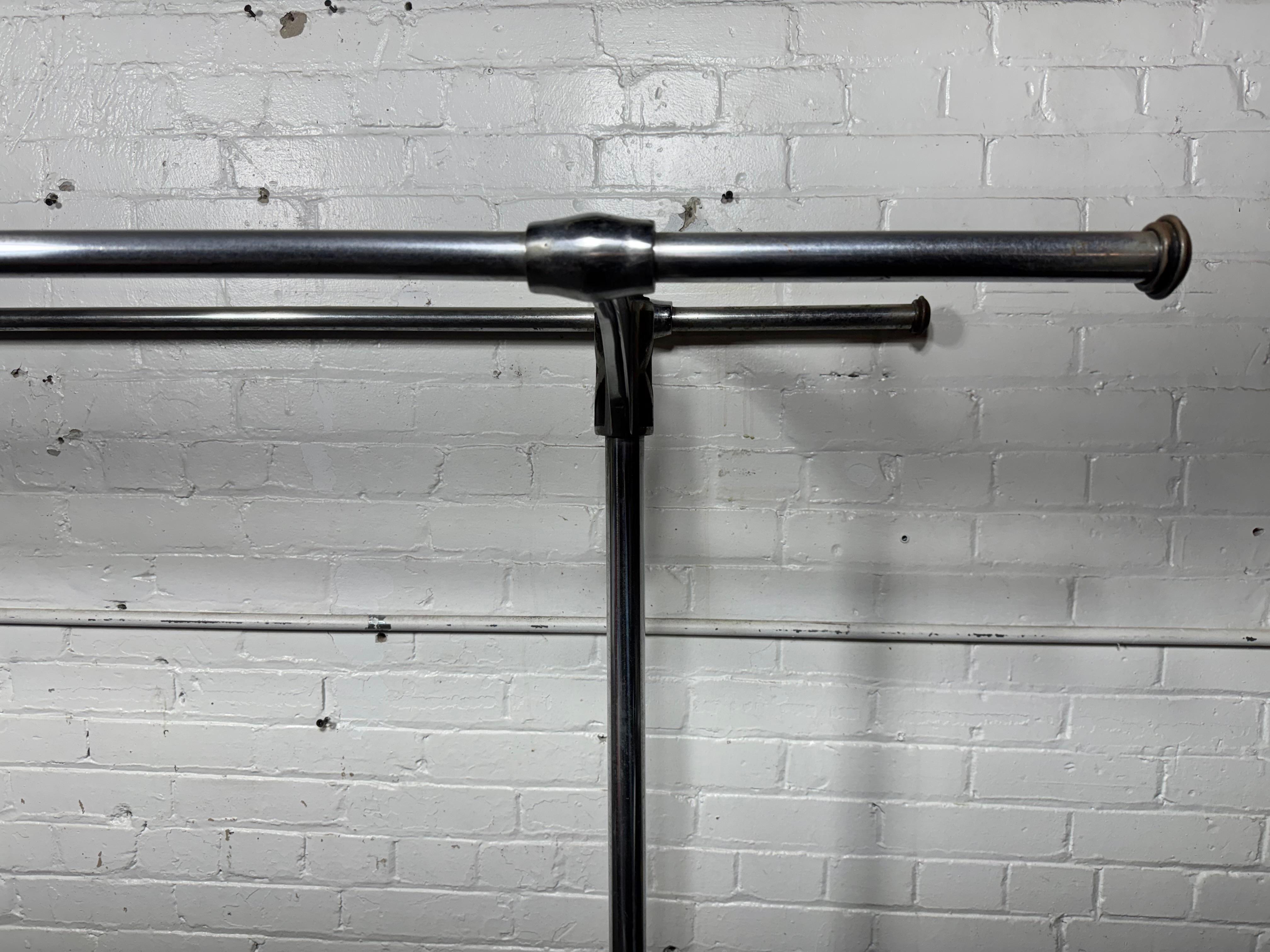 Stilisierte Art Deco verchromt Stahl Rollen Doppel Bar Garment / Kleidung Rack im Angebot 4