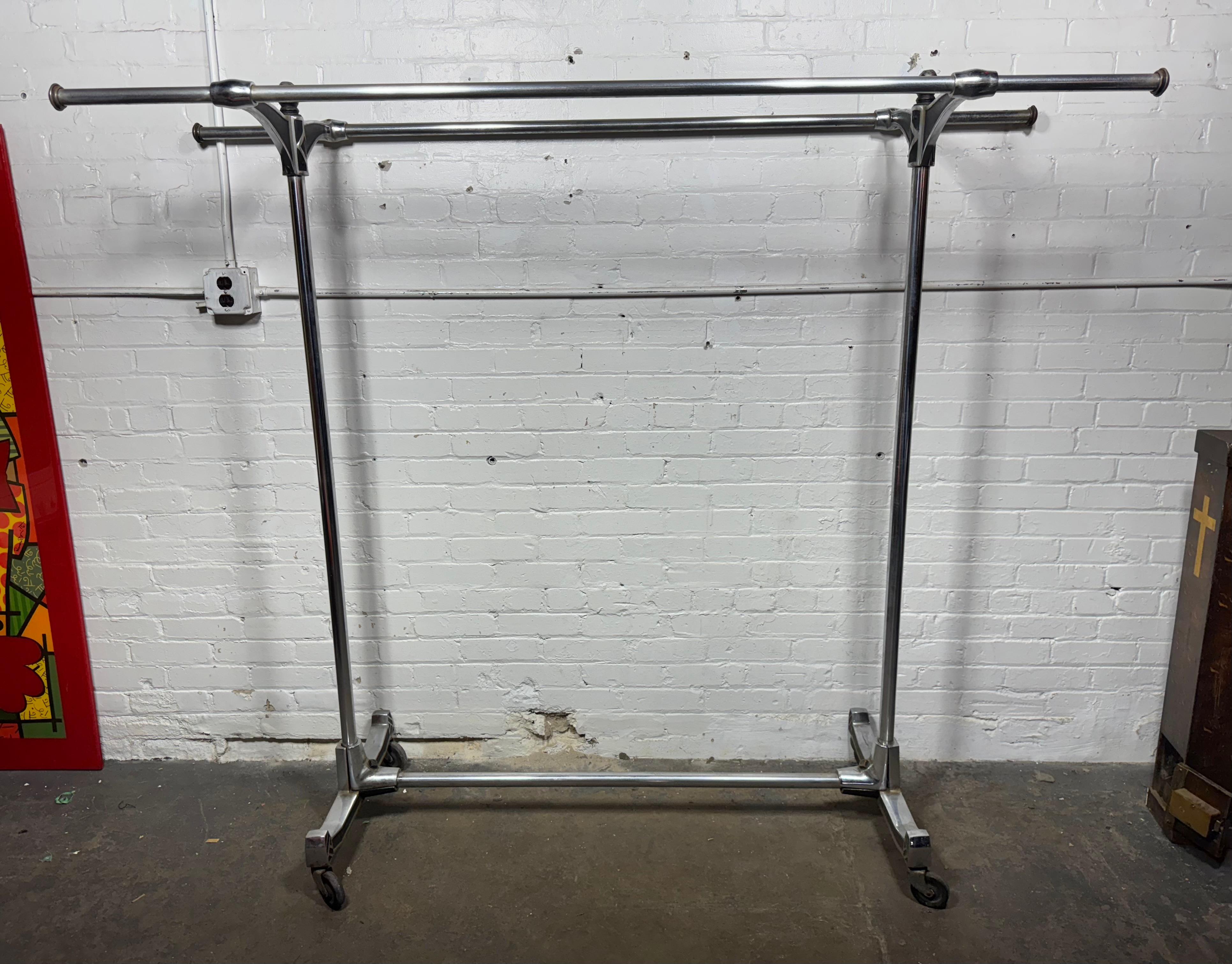 Stilisierte Art Deco verchromt Stahl Rollen Doppel Bar Garment / Kleidung Rack im Angebot 5