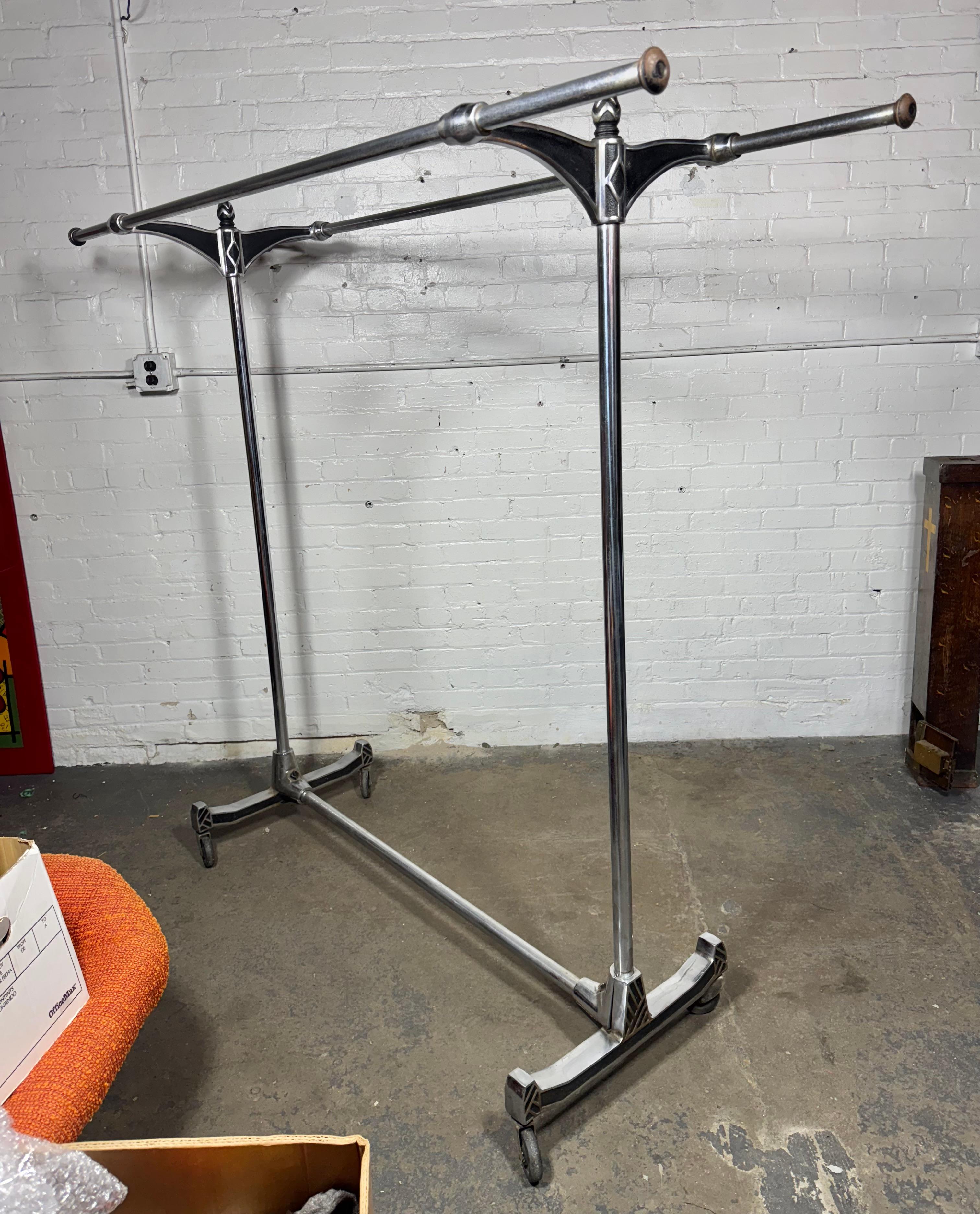 Stilisierte Art Deco verchromt Stahl Rollen Doppel Bar Garment / Kleidung Rack (Art déco) im Angebot