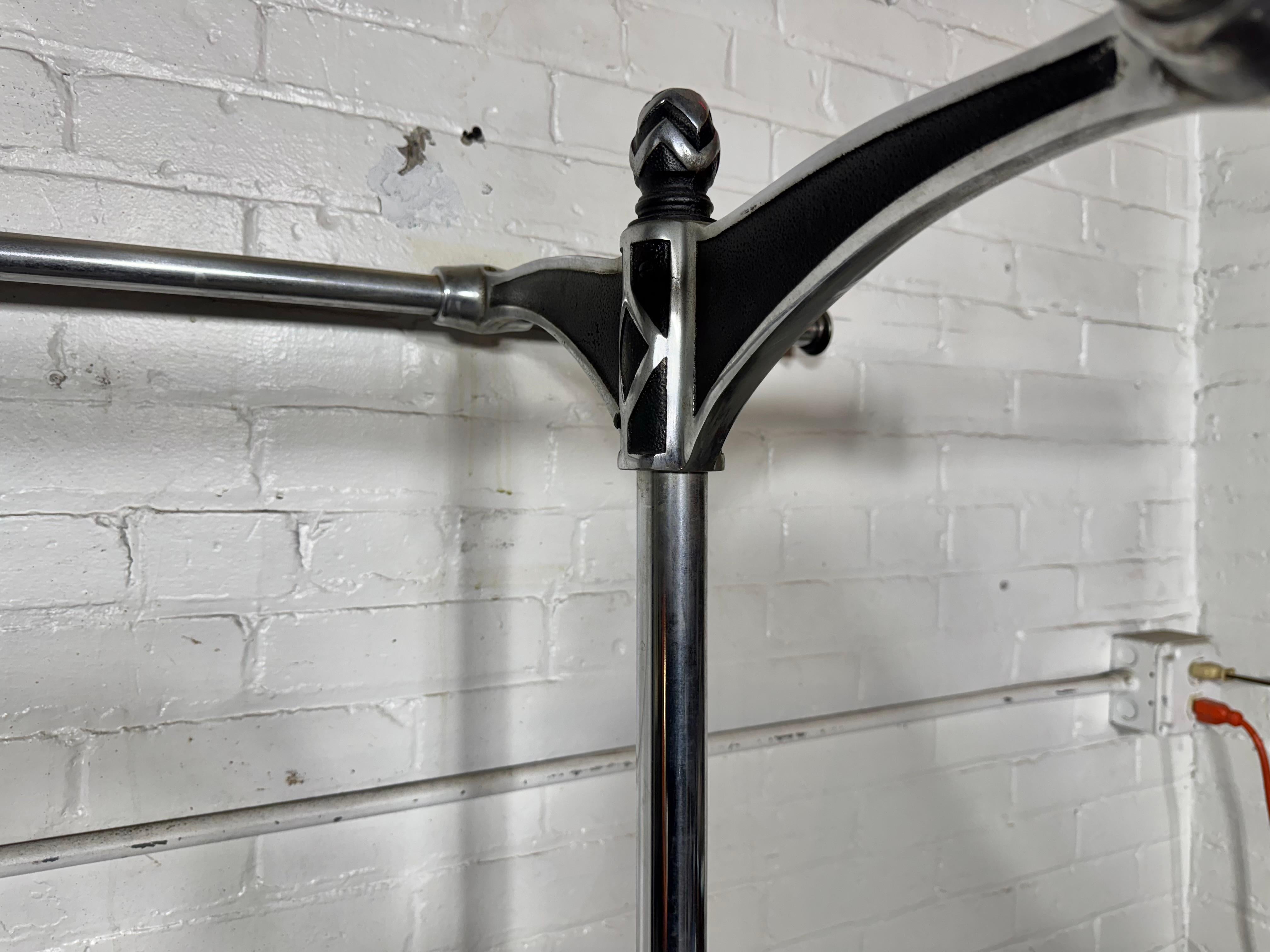 Stilisierte Art Deco verchromt Stahl Rollen Doppel Bar Garment / Kleidung Rack (amerikanisch) im Angebot