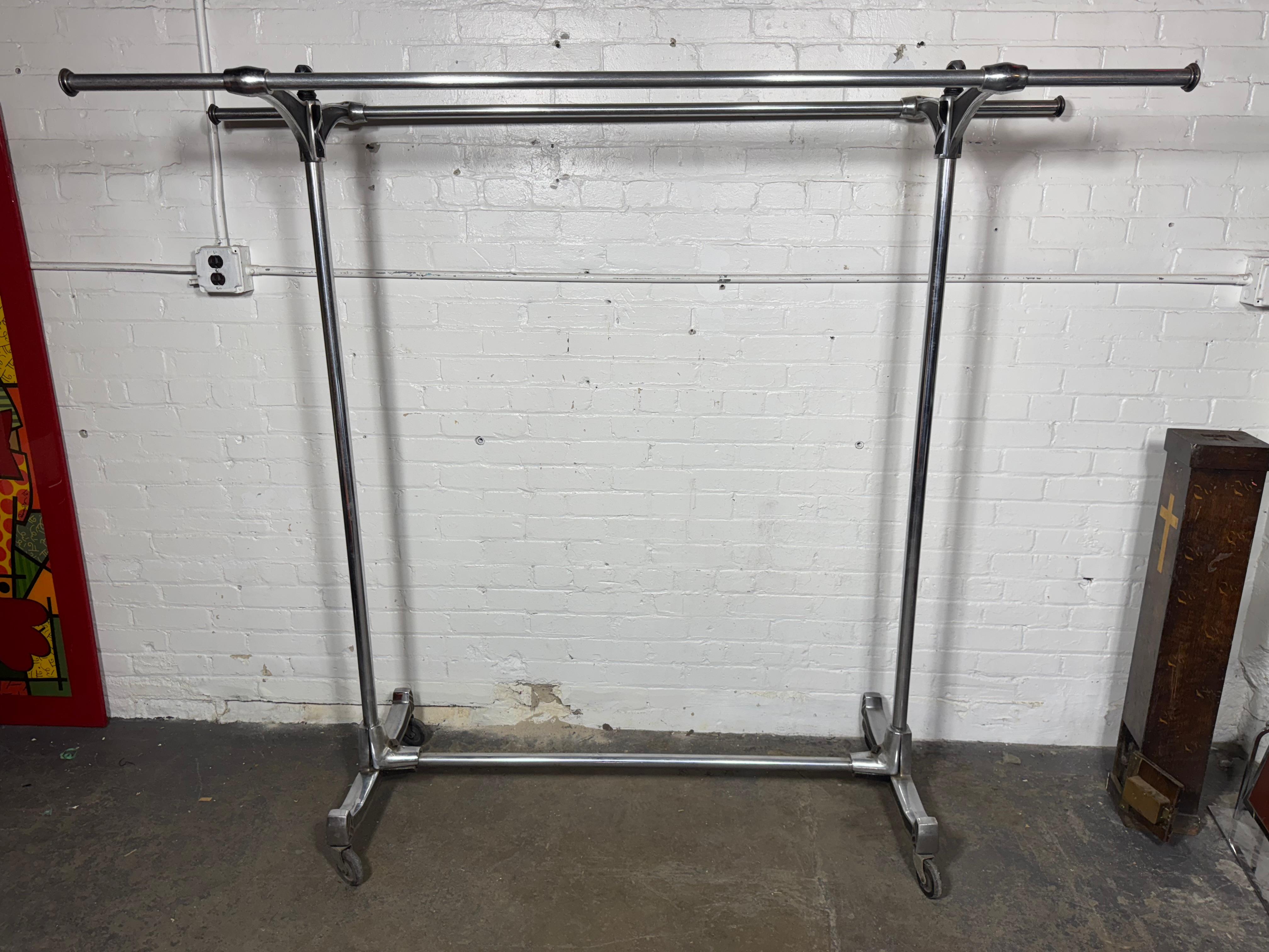 Stilisierte Art Deco verchromt Stahl Rollen Doppel Bar Garment / Kleidung Rack (Gegossen) im Angebot