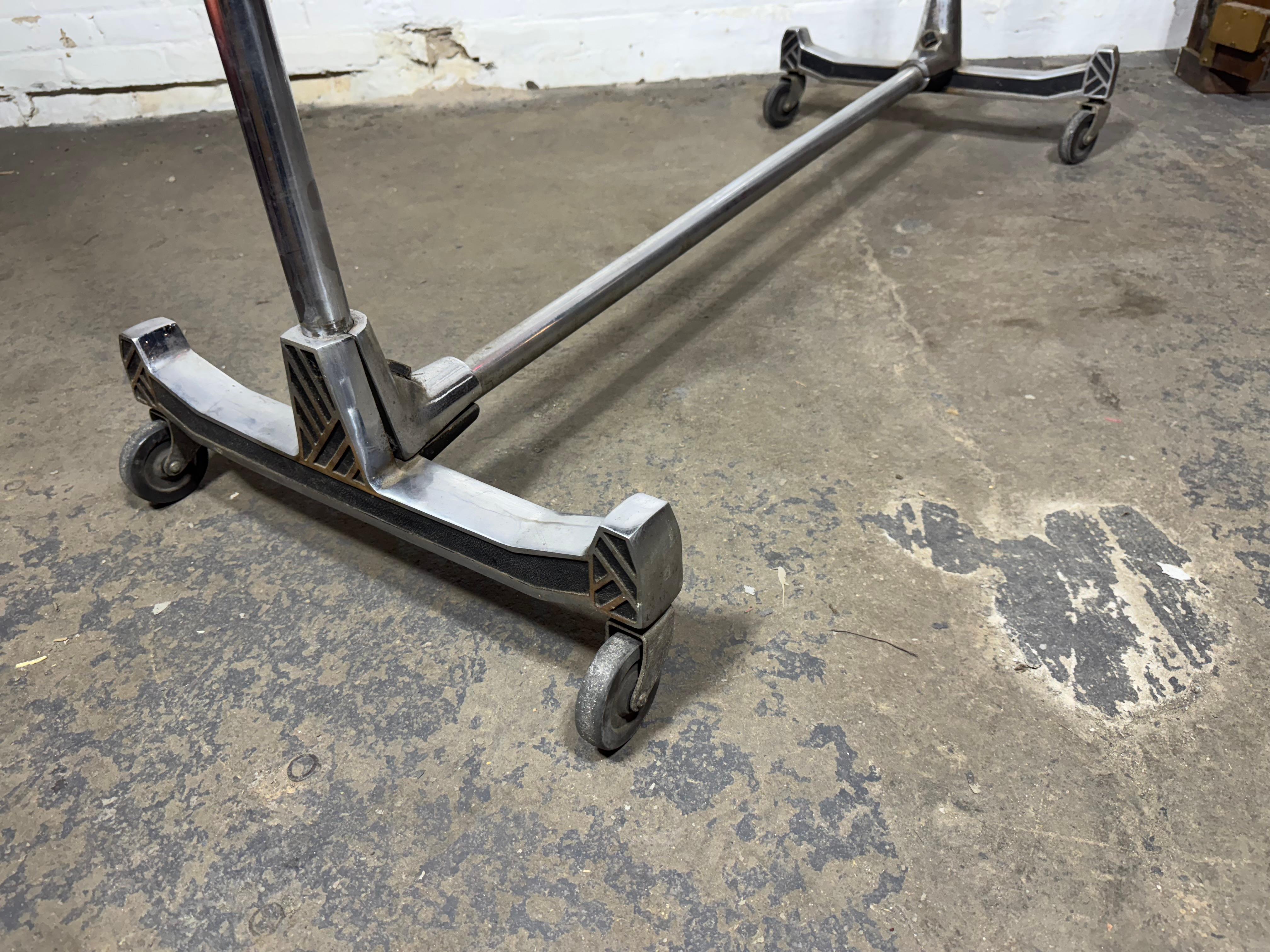 Stilisierte Art Deco verchromt Stahl Rollen Doppel Bar Garment / Kleidung Rack im Zustand „Gut“ im Angebot in Buffalo, NY