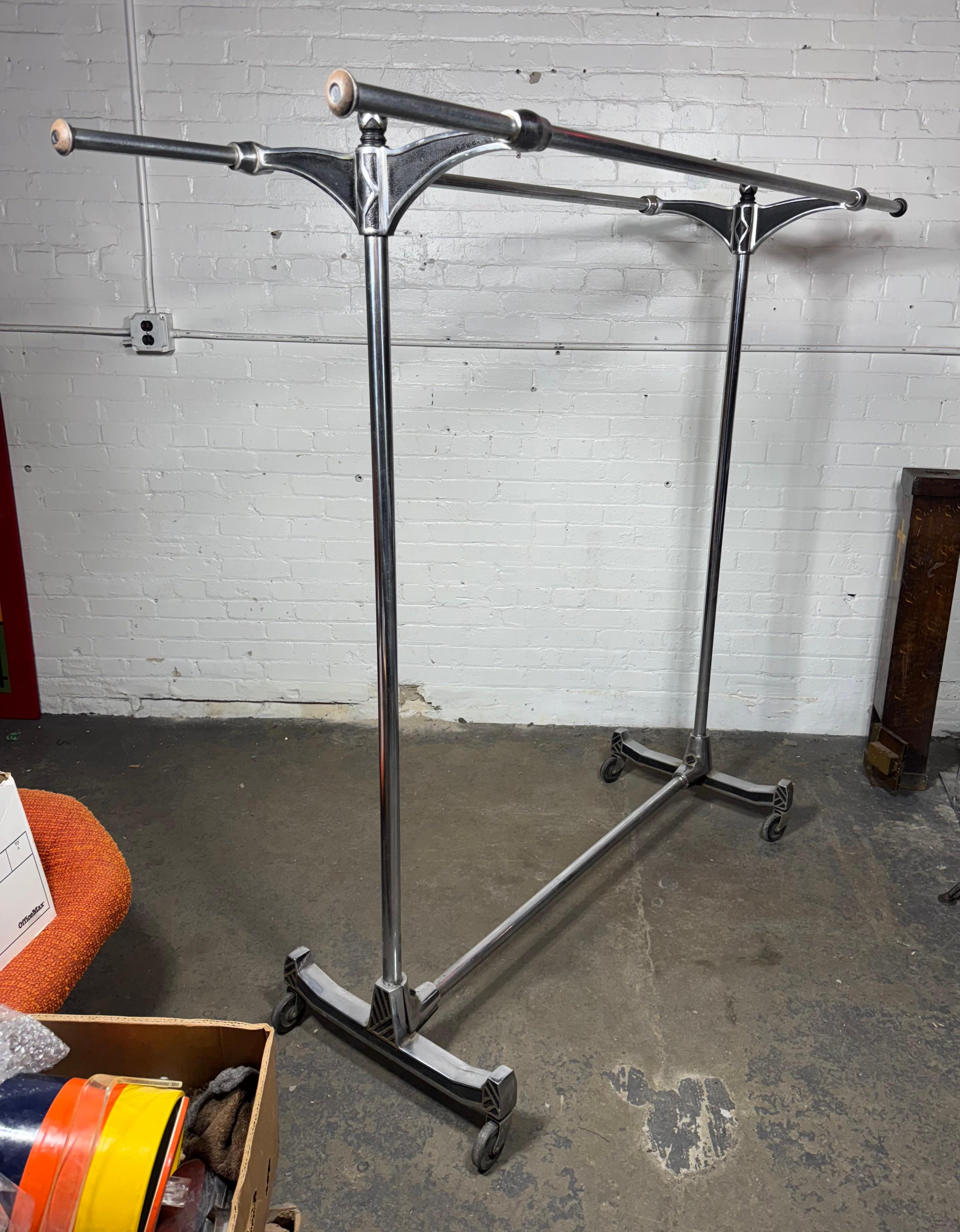 Stilisierte Art Deco verchromt Stahl Rollen Doppel Bar Garment / Kleidung Rack (Mitte des 20. Jahrhunderts) im Angebot