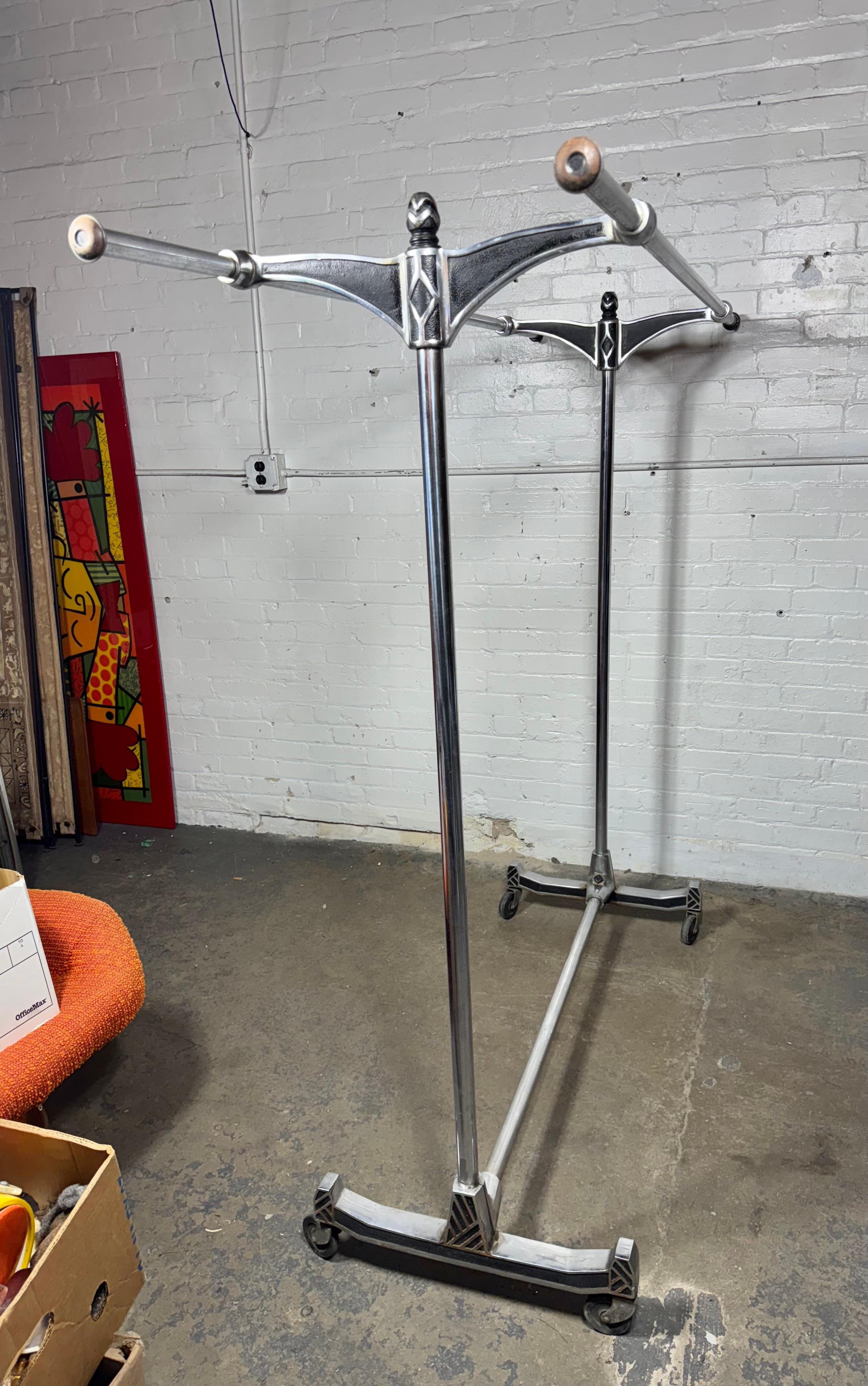 Stilisierte Art Deco verchromt Stahl Rollen Doppel Bar Garment / Kleidung Rack (Aluminium) im Angebot