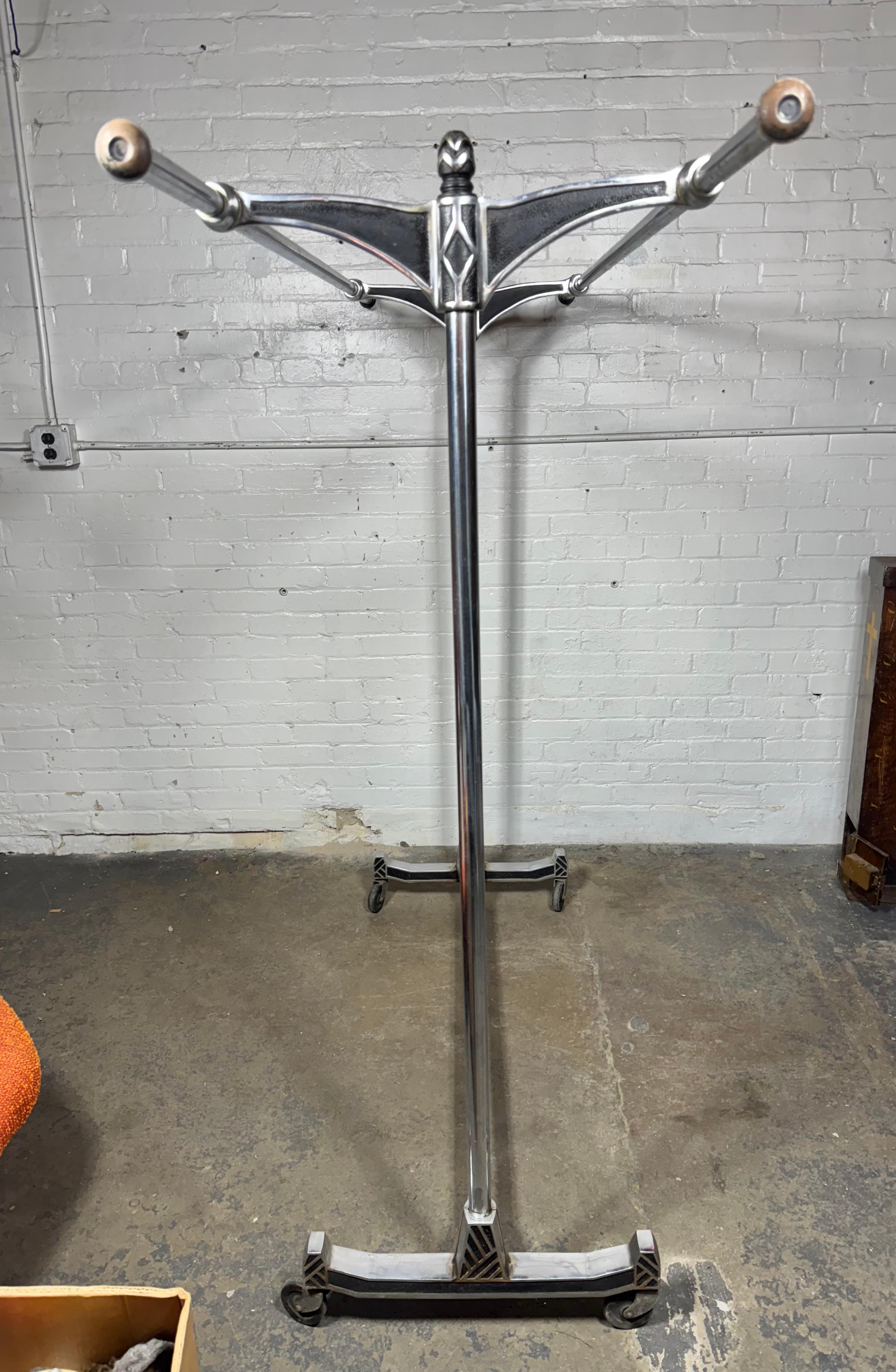 Stilisierte Art Deco verchromt Stahl Rollen Doppel Bar Garment / Kleidung Rack im Angebot 1