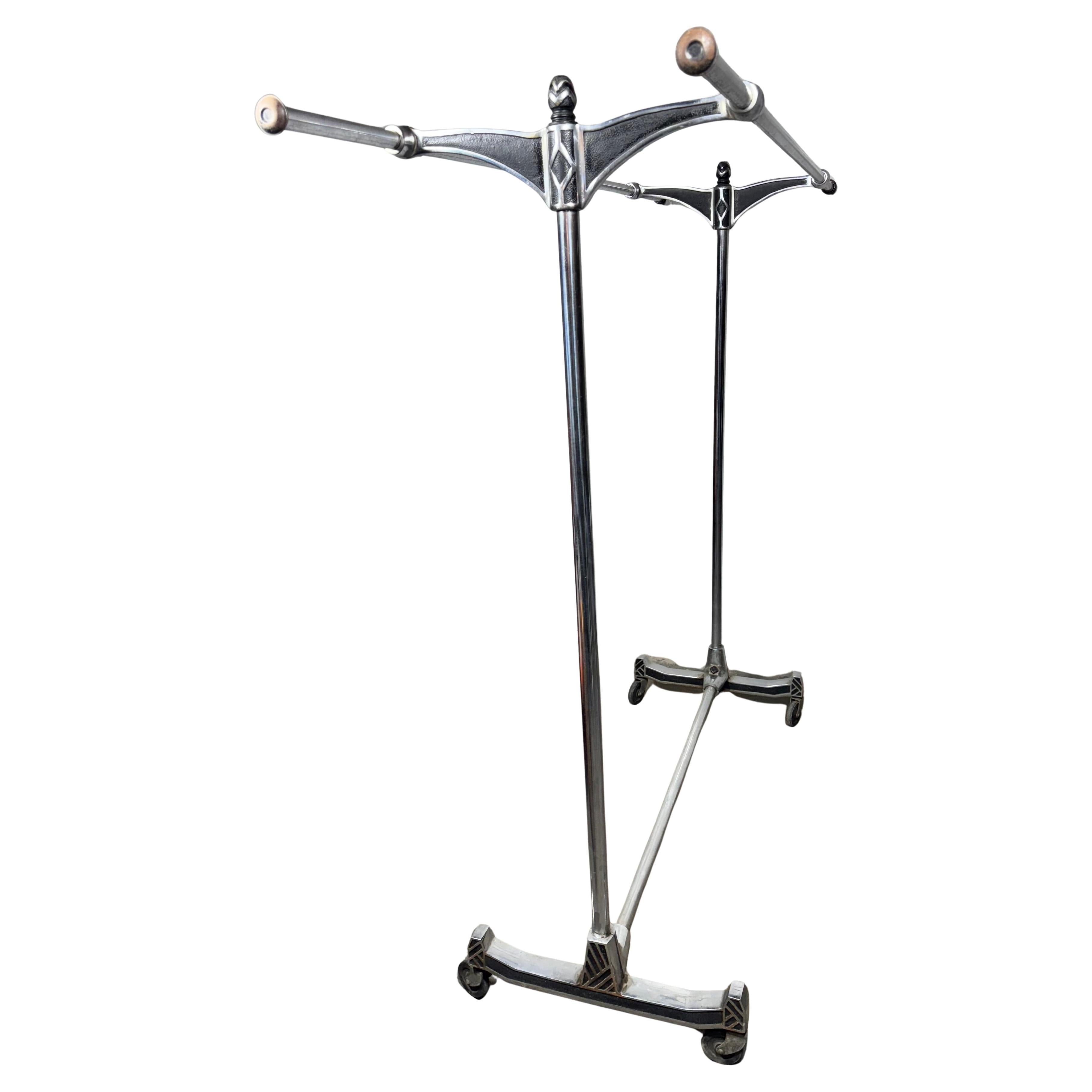 Stilisierte Art Deco verchromt Stahl Rollen Doppel Bar Garment / Kleidung Rack im Angebot