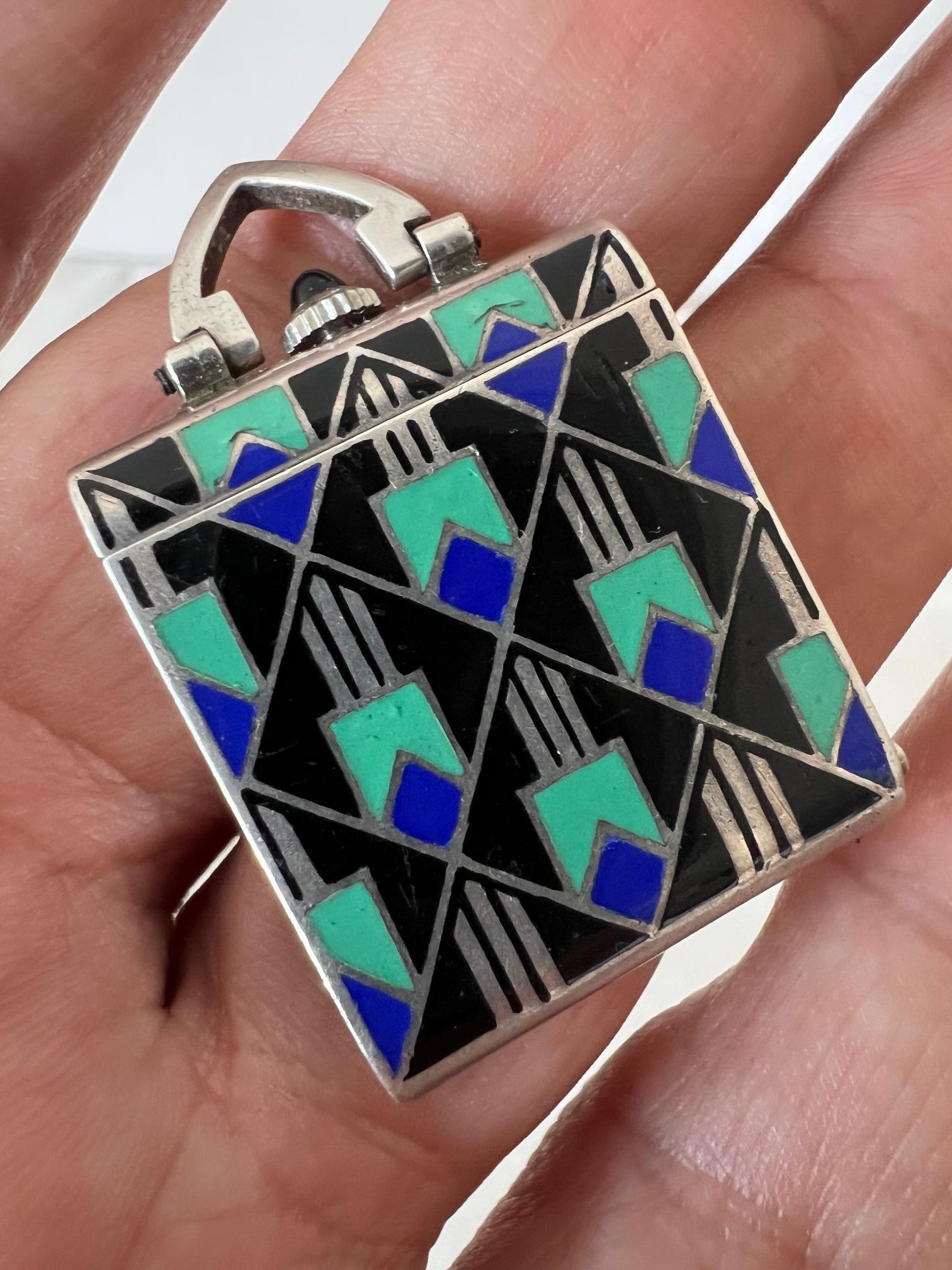 Eine stilisierte Art-Deco-Uhr aus Emaille und 925er Sterlingsilber. Er kann auch als Anhänger getragen werden. Zifferblatt mit der Aufschrift 