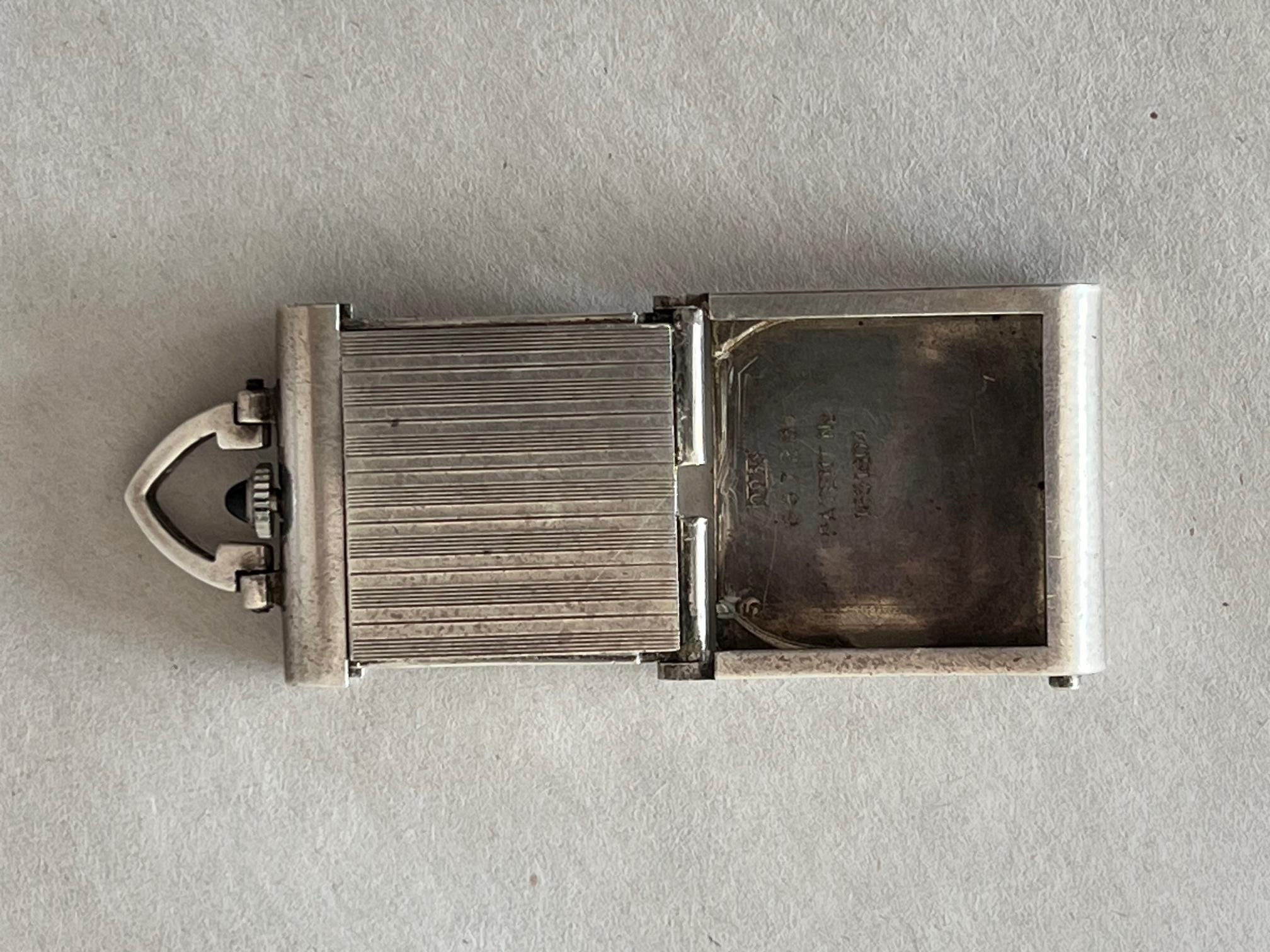 Stilisierte Art Deco emaillierte Reise Uhr in .925 Sterling ca' 1920's im Zustand „Gut“ im Angebot in Saint Petersburg, FL