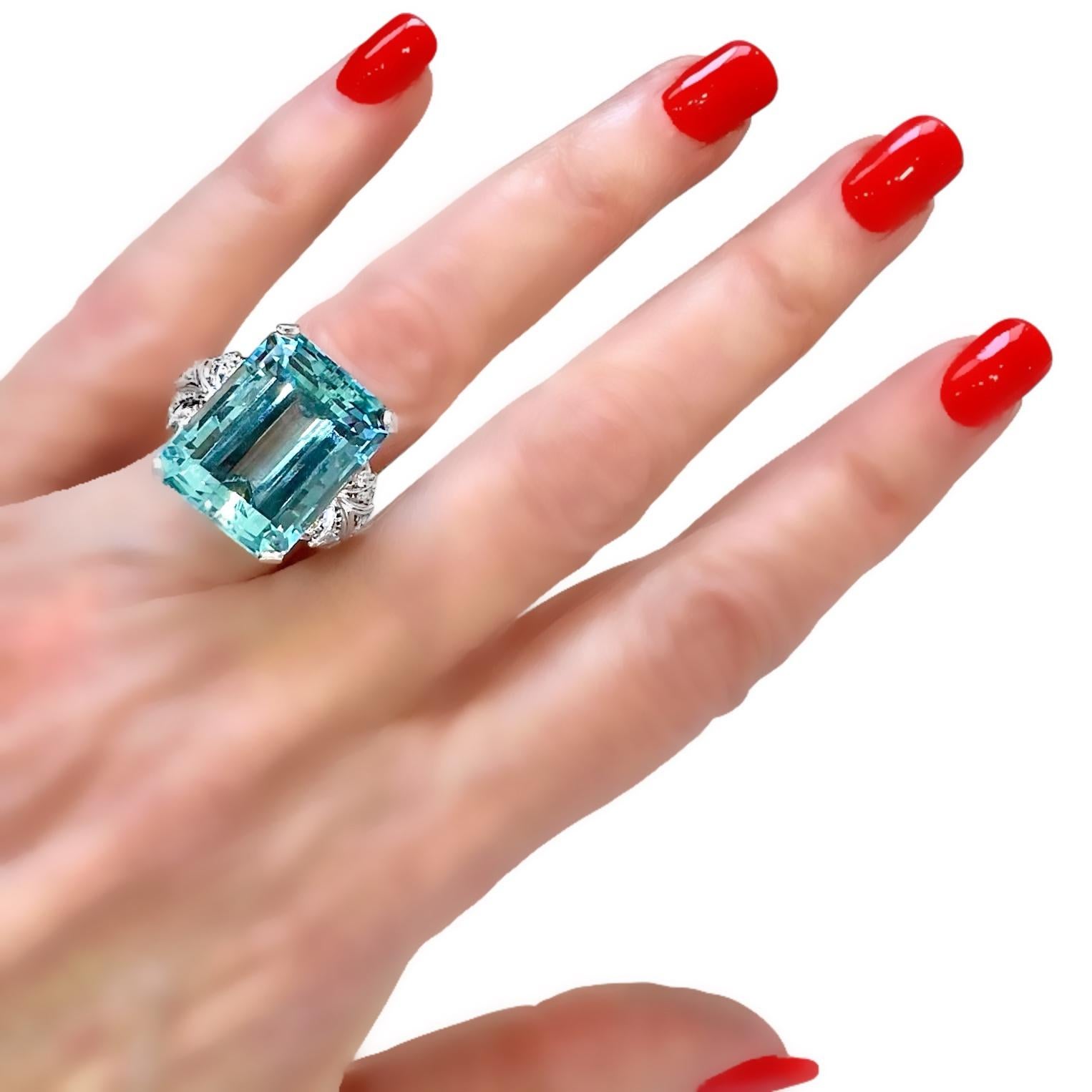 Estilizado Anillo de Cóctel de Platino de la Época Art-Deco con Aguamarina y Diamantes en venta 4
