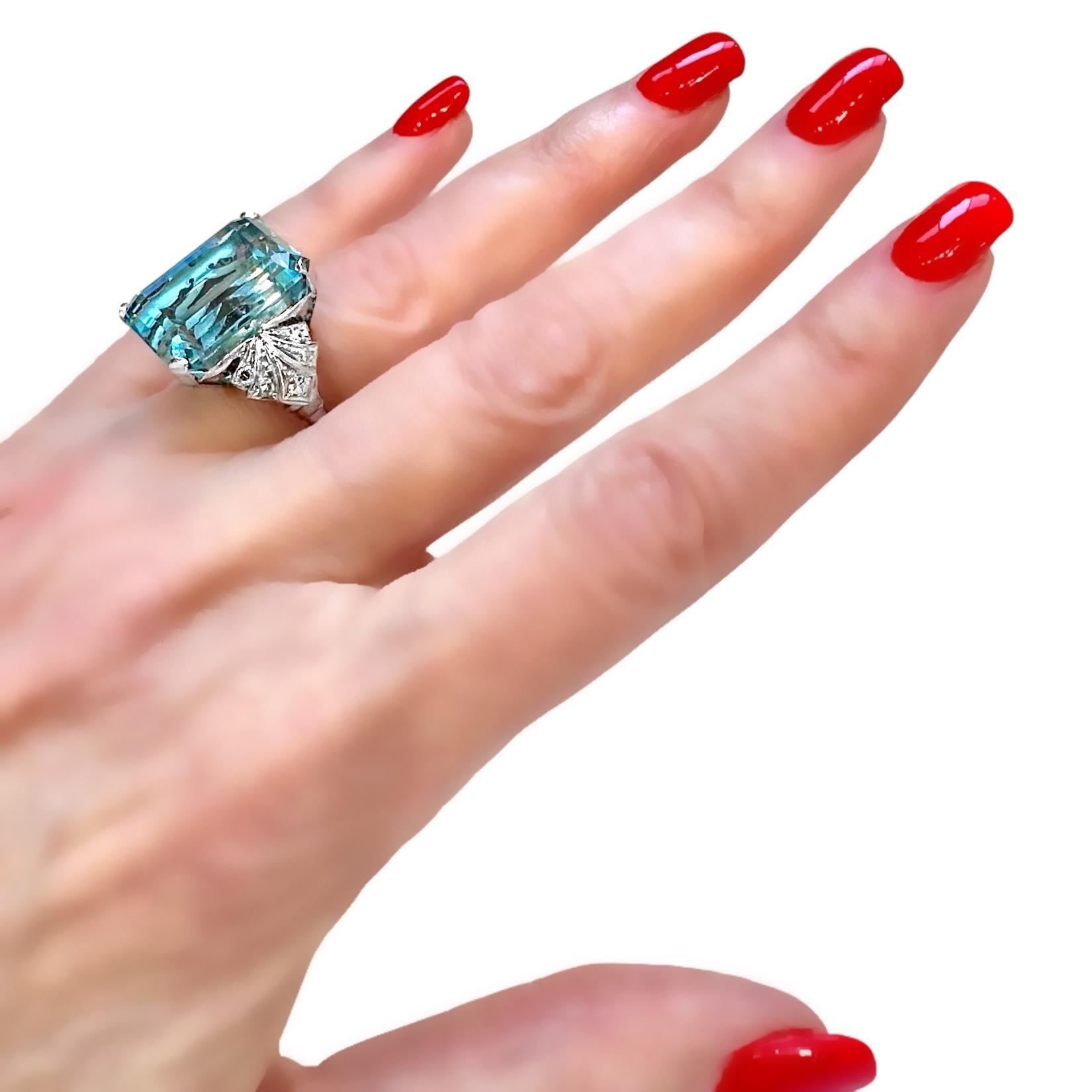 Estilizado Anillo de Cóctel de Platino de la Época Art-Deco con Aguamarina y Diamantes en venta 5