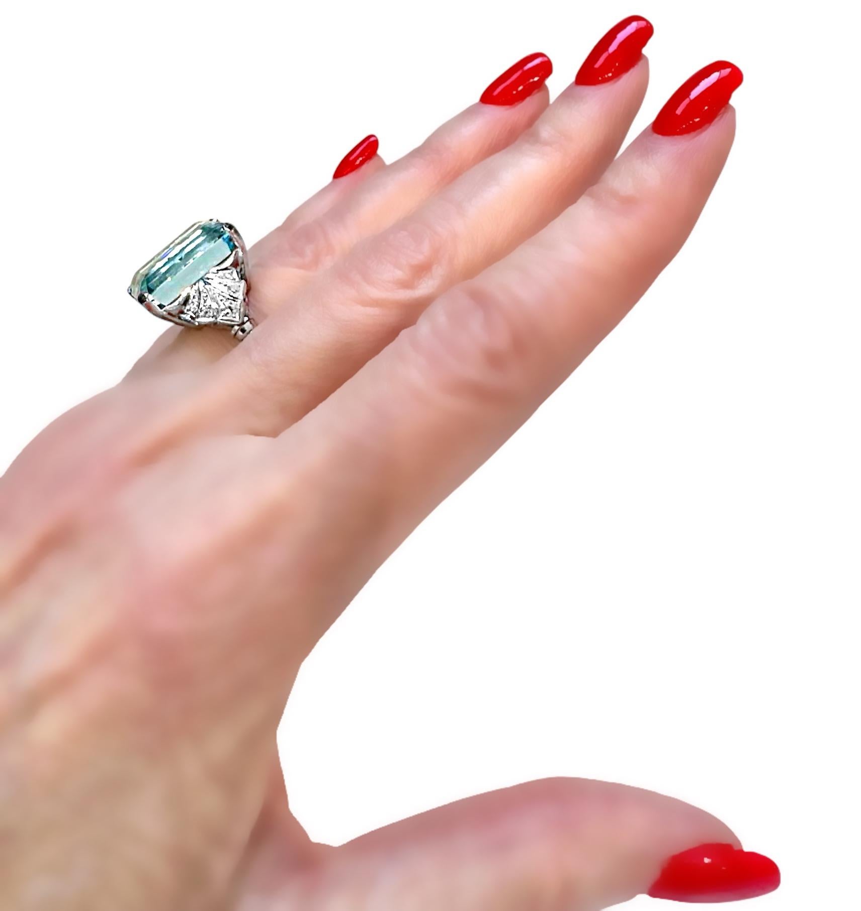 Estilizado Anillo de Cóctel de Platino de la Época Art-Deco con Aguamarina y Diamantes en venta 6