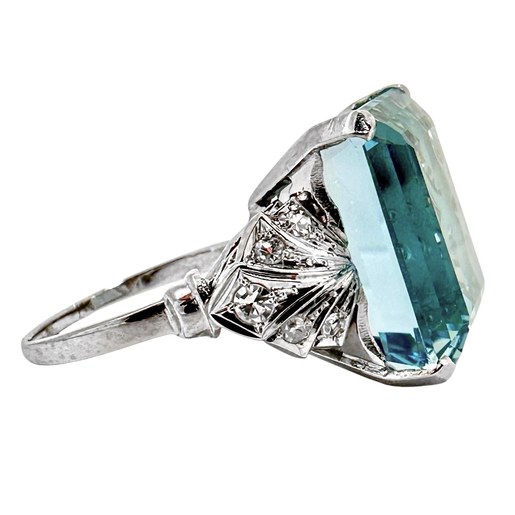 Estilizado Anillo de Cóctel de Platino de la Época Art-Deco con Aguamarina y Diamantes Moderno en venta