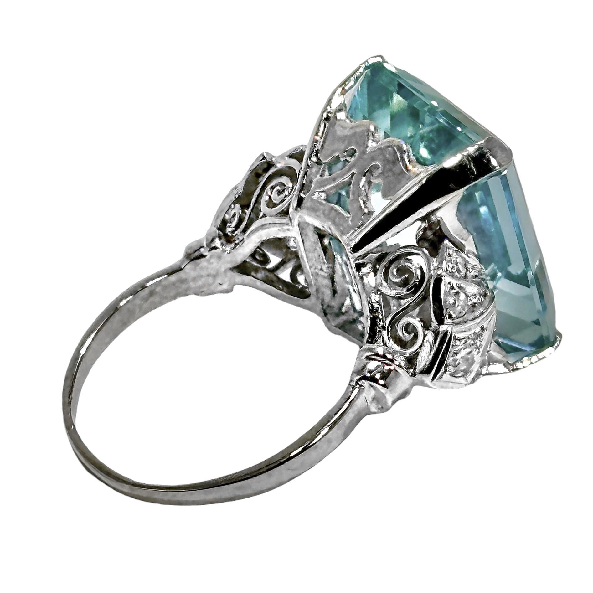Estilizado Anillo de Cóctel de Platino de la Época Art-Deco con Aguamarina y Diamantes Corte esmeralda en venta