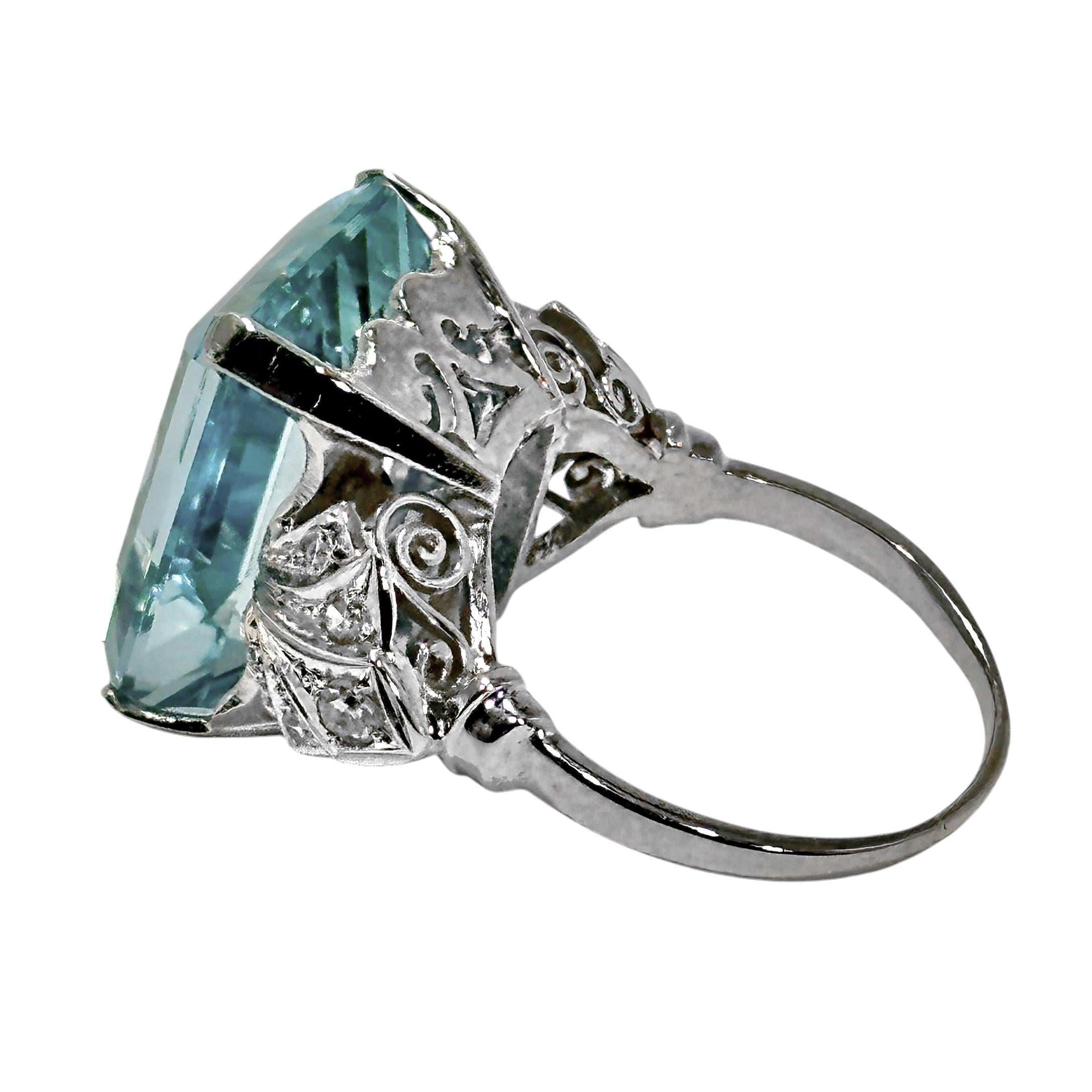De las mujeres Estilizado Anillo de Cóctel de Platino de la Época Art-Deco con Aguamarina y Diamantes en venta