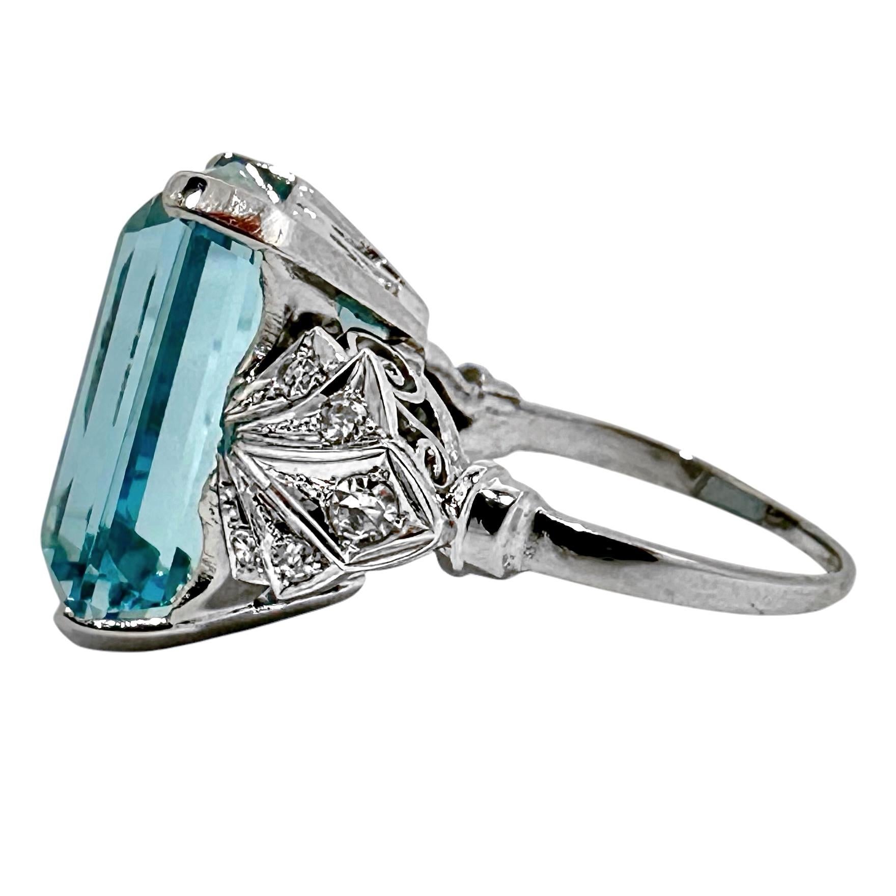 Estilizado Anillo de Cóctel de Platino de la Época Art-Deco con Aguamarina y Diamantes en venta 1