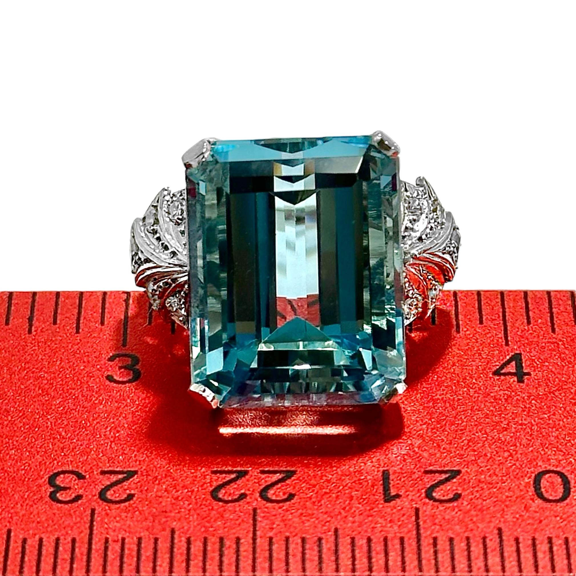 Estilizado Anillo de Cóctel de Platino de la Época Art-Deco con Aguamarina y Diamantes en venta 2