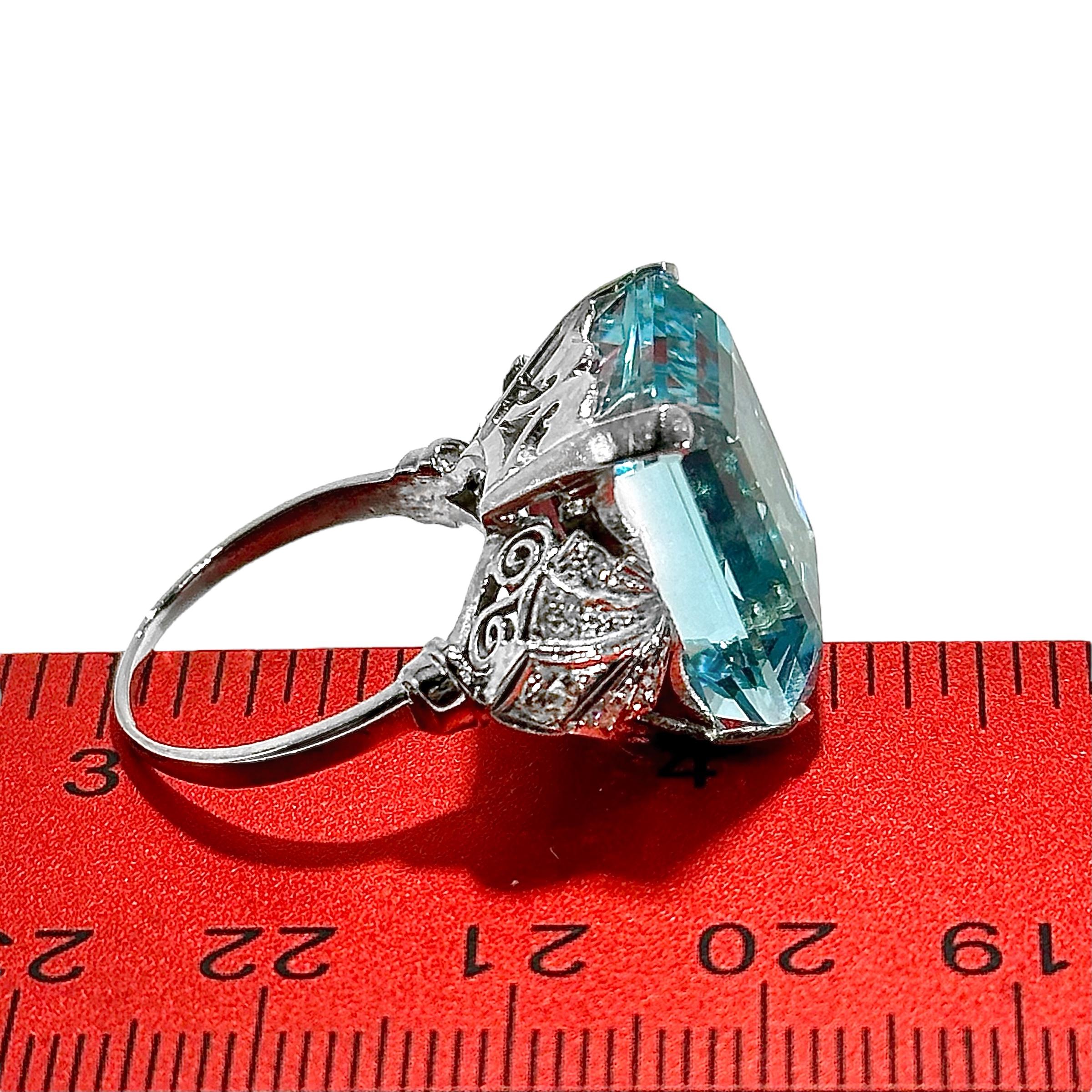 Estilizado Anillo de Cóctel de Platino de la Época Art-Deco con Aguamarina y Diamantes en venta 3
