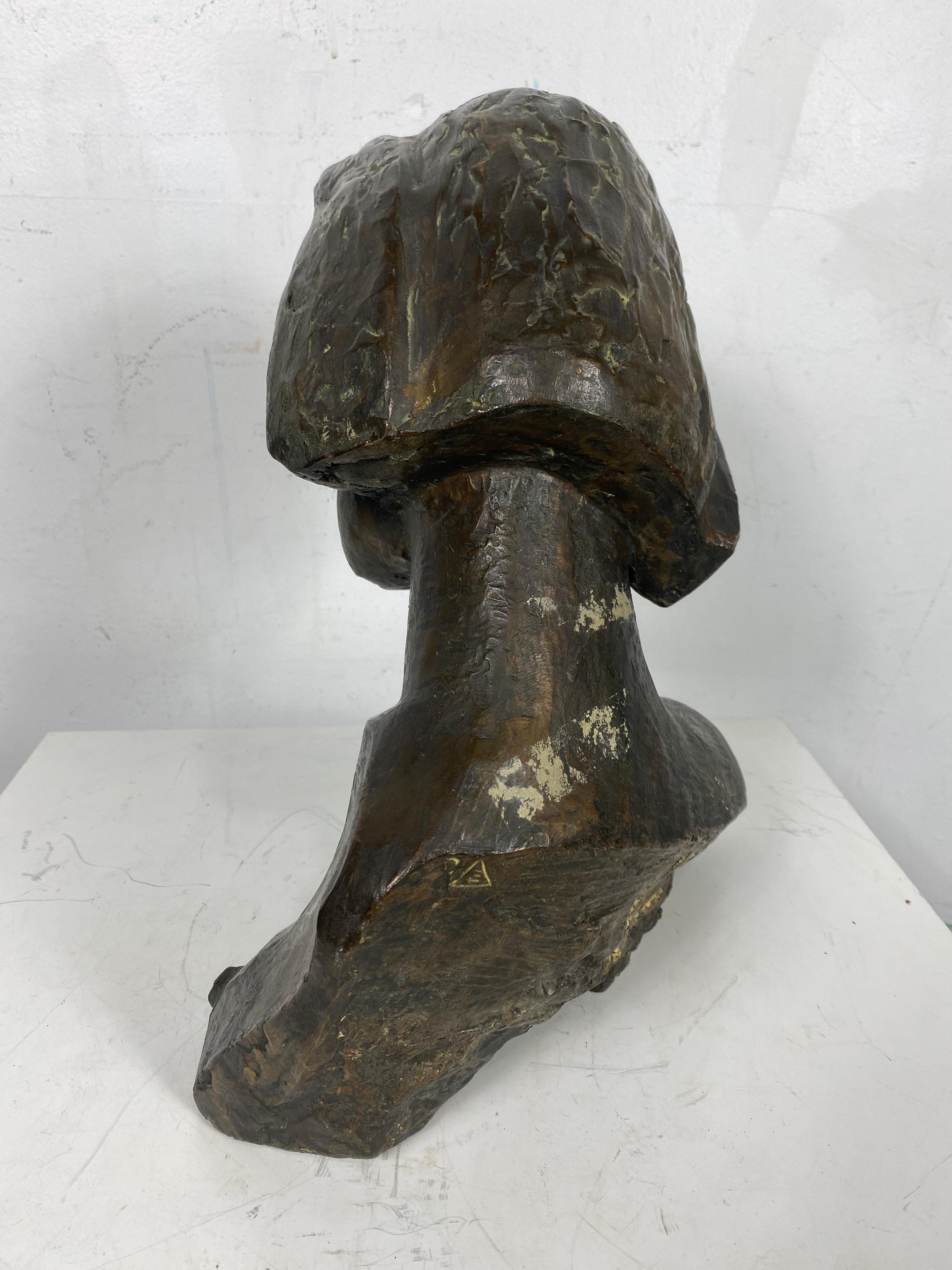 Fait main Buste de femme Art Déco stylisé, en bronze W P A, signé en vente