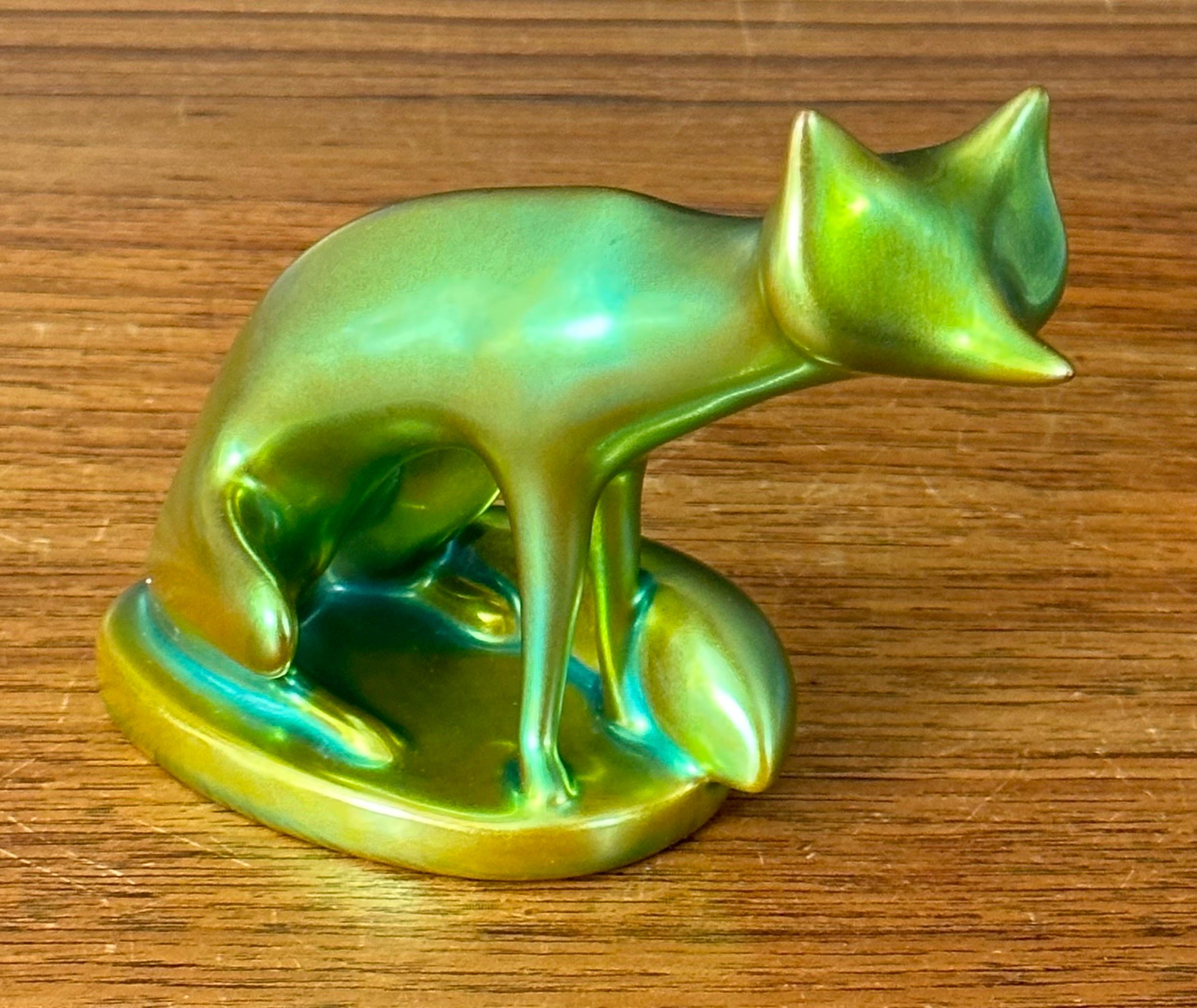 20ième siècle Sculpture de renard stylisée Art Nouveau en porcelaine vert éosine de Zsolnay en vente