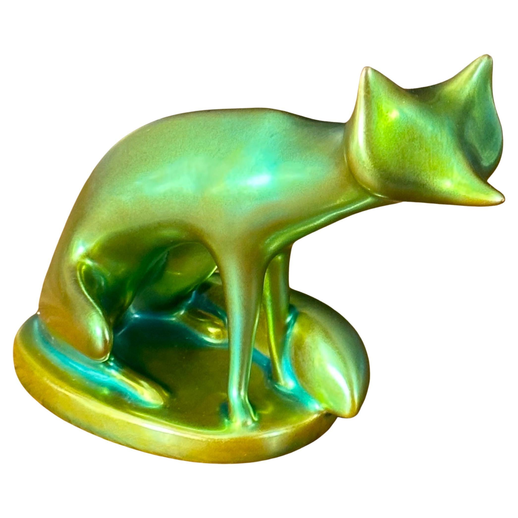 Sculpture de renard stylisée Art Nouveau en porcelaine vert éosine de Zsolnay