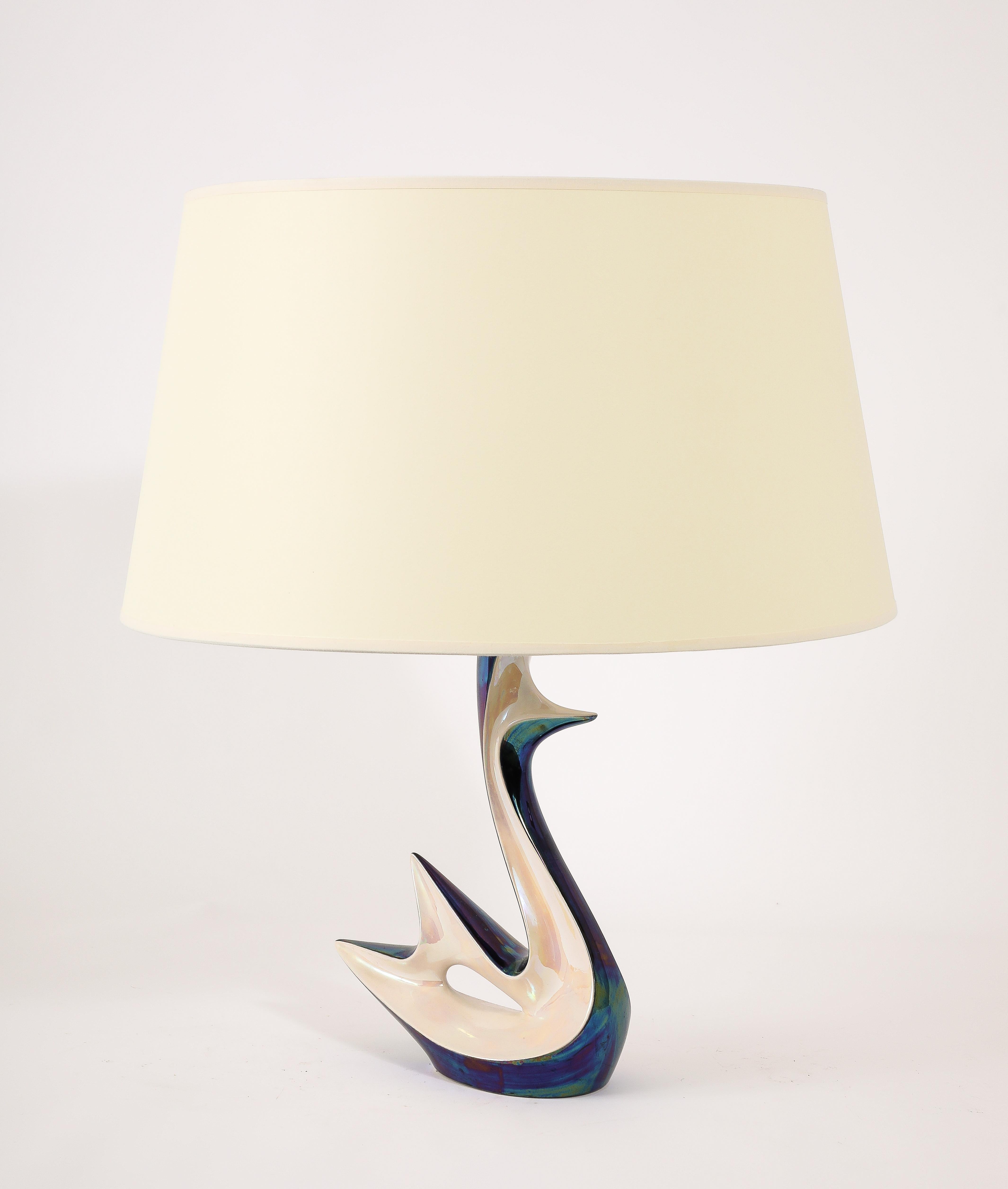 Oiseau stylisé en céramique irisée, France, années 1960 Bon état - En vente à New York, NY