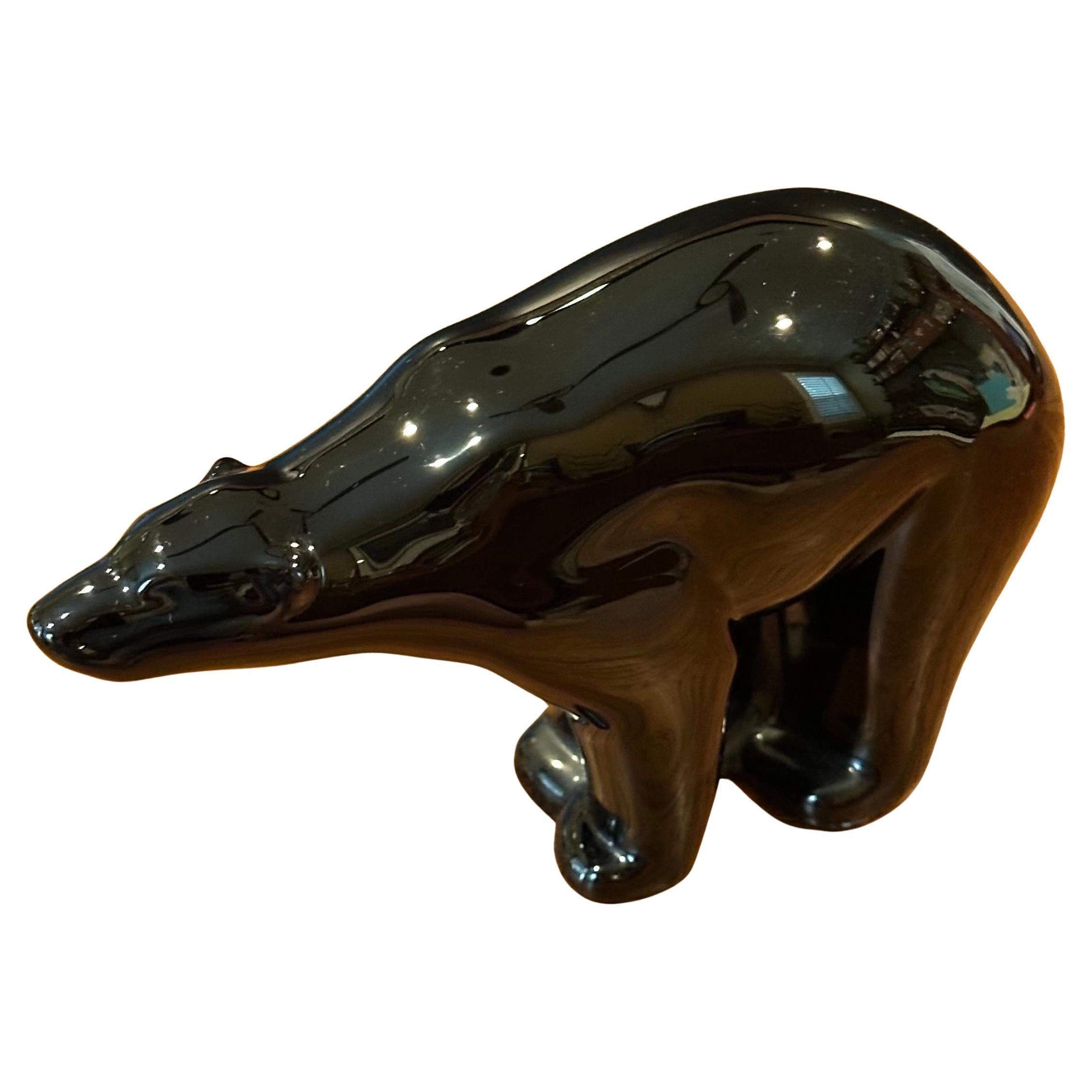 Splendida scultura di orso polare stilizzato in cristallo nero di Baccarat, anni '80 circa. Il pezzo è in condizioni eccellenti, senza imperfezioni visibili e con una grande chiarezza. Firmato sul lato inferiore, il pezzo misura 6,5