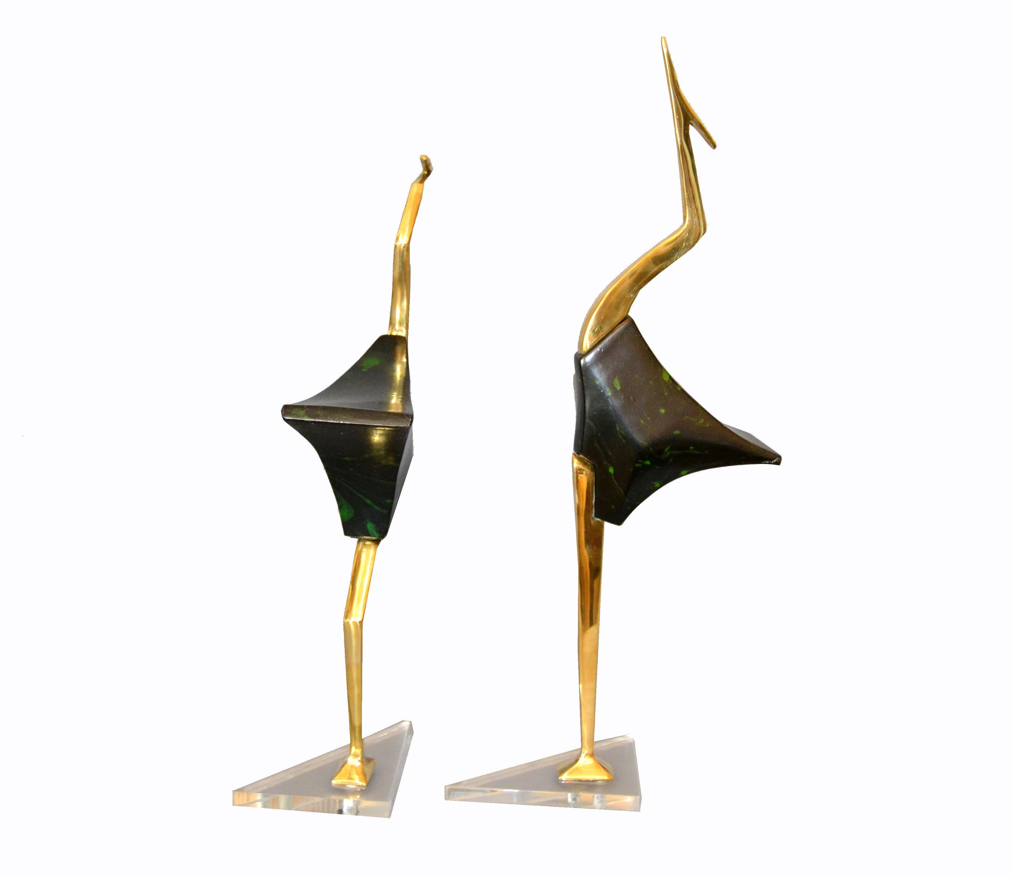 Pareja de esculturas de grulla estilizadas de latón y madera sobre base de lucita en venta 5