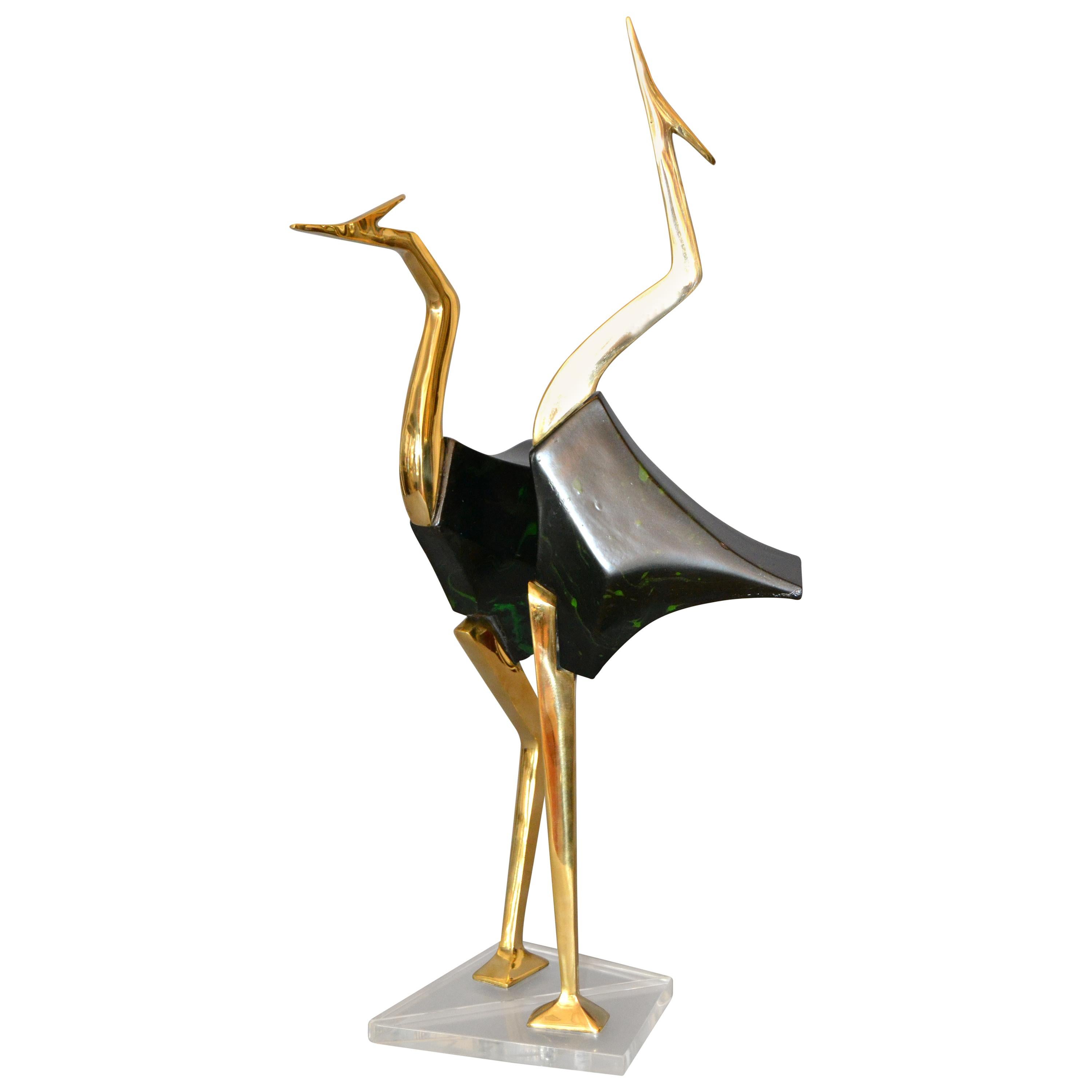 Stilisierte Crane-Skulpturen aus Messing und Holz auf Lucite-Sockel, ein Paar im Angebot