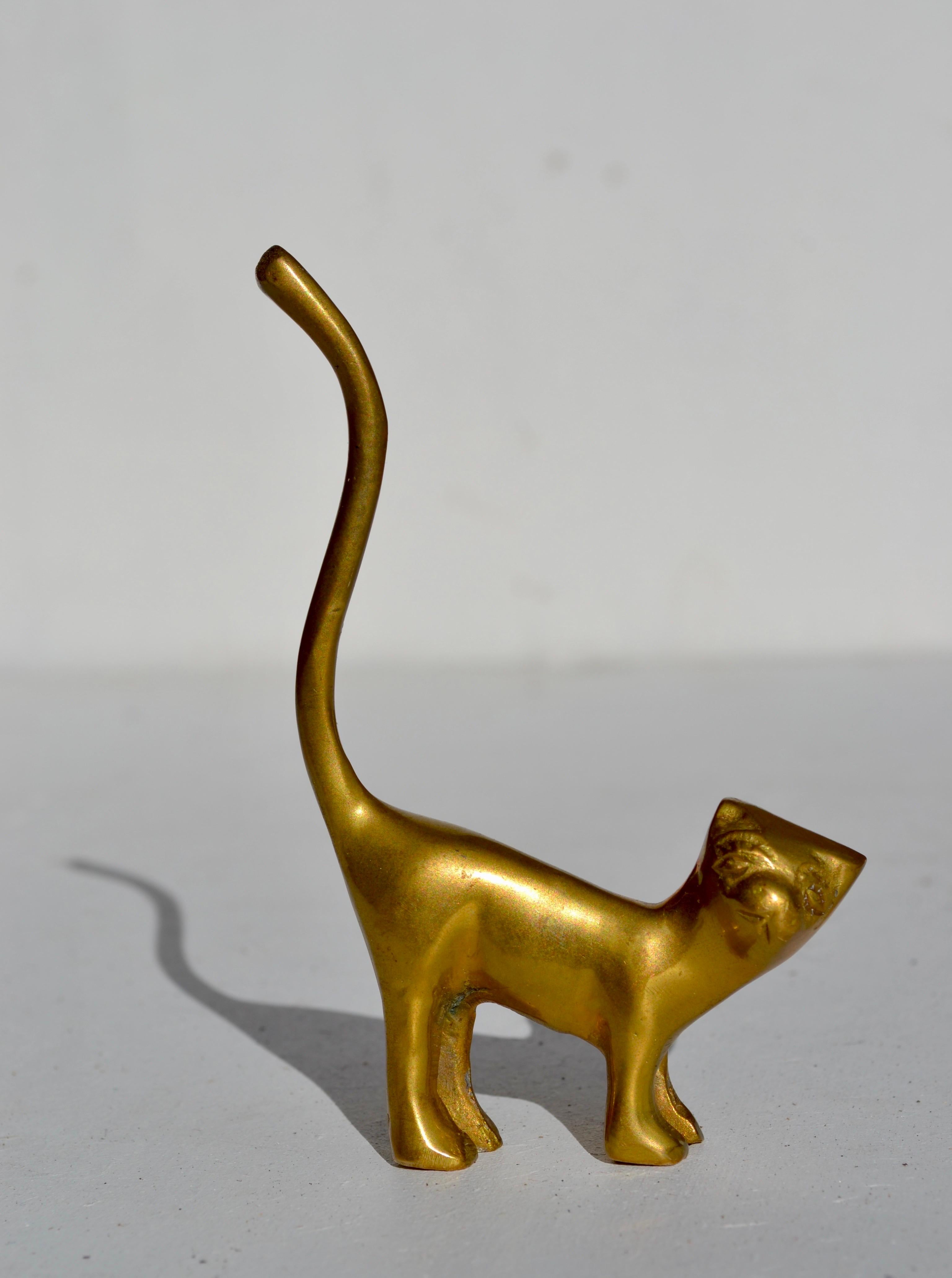 Gatto scultoreo in ottone dalla silhouette allungata e dalle linee eleganti e minimaliste. Un raffinato pezzo decorativo, emblematico della sensibilità modernista degli anni '70 e del fascino per le forme animali stilizzate. 

Bella patina calda.
