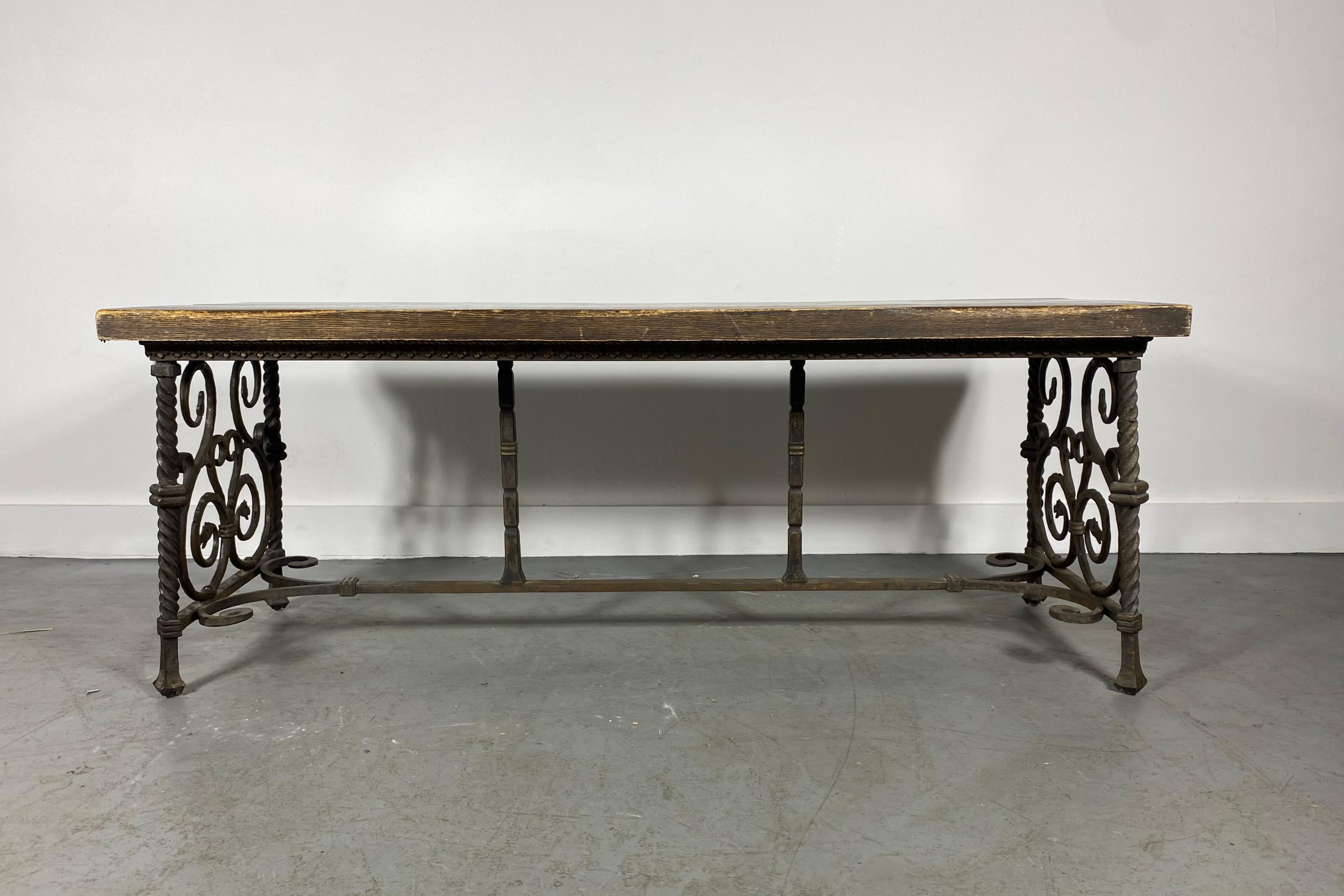 Stilisierte Bank/Tisch aus Bronze und Eisen, Oscar Bruno Bach zugeschrieben im Angebot 1