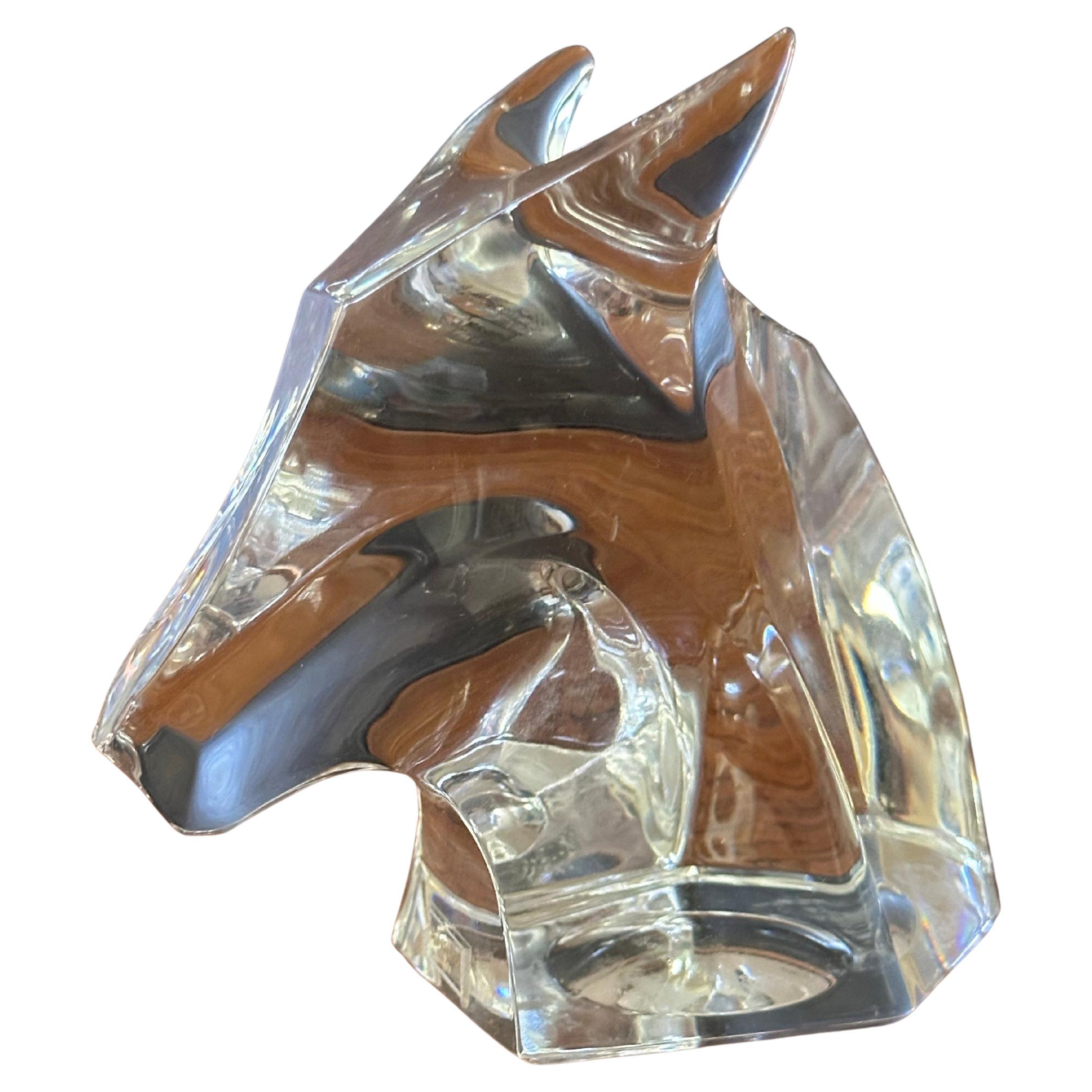 Bonita escultura / pisapapeles de cabeza de toro estilizada de Saint Louis Crystal de Francia, alrededor de la década de 1980. La pieza está en muy buen estado, sin astillas ni grietas, y mide 2,75