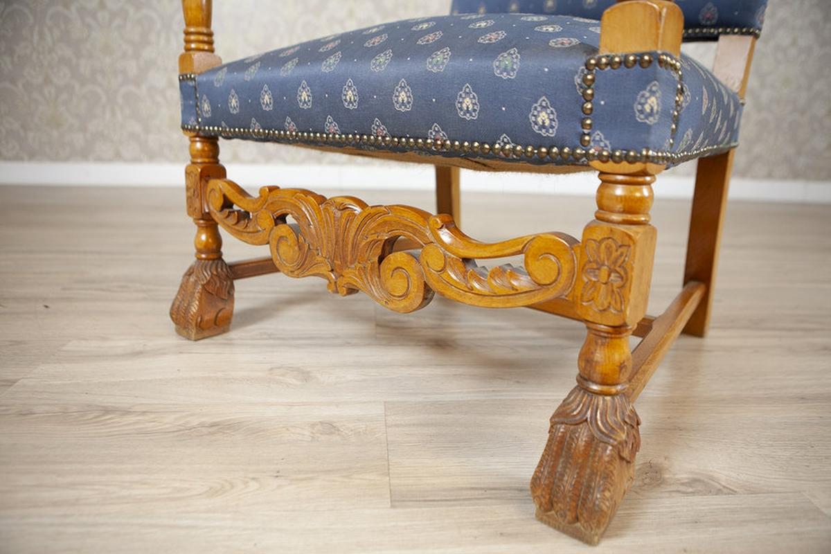 Poltrona/Trono in noce intagliato e stilizzato con tappezzeria blu, anni '60-'80 in vendita 3