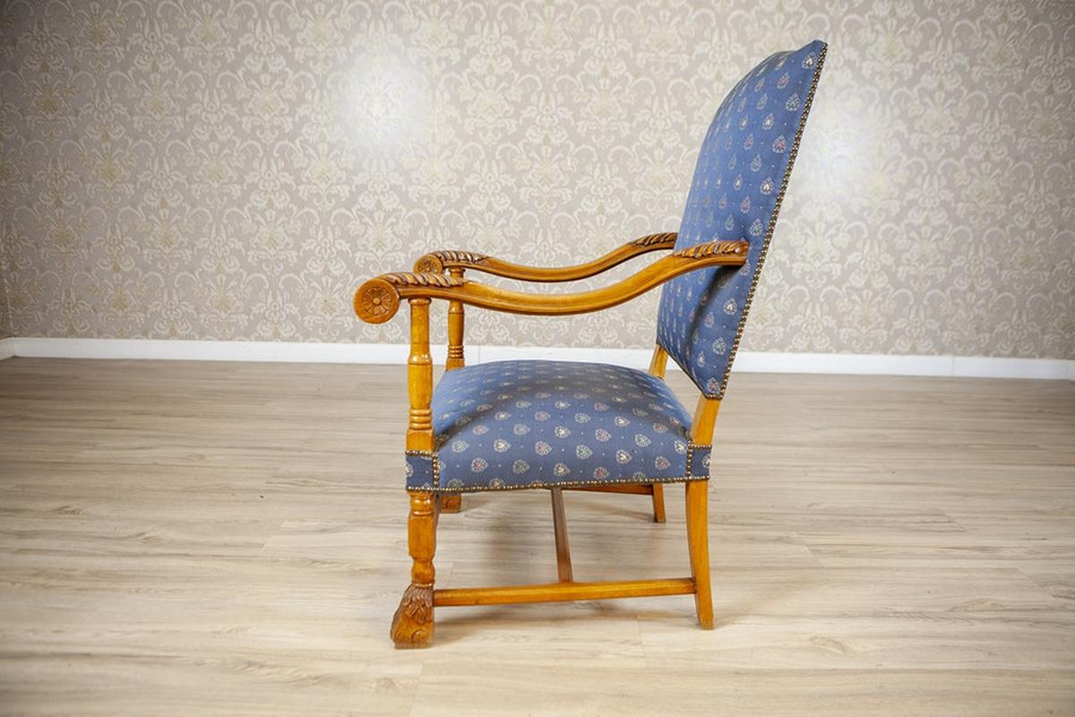 Poltrona/Trono in noce intagliato e stilizzato con tappezzeria blu, anni '60-'80

Questo pezzo straordinario è una fusione di eleganza storica e design audace. Realizzata in un ricco legno di noce, la poltrona presenta una struttura intricata e