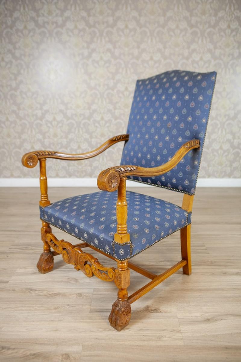 Rinascimento Poltrona/Trono in noce intagliato e stilizzato con tappezzeria blu, anni '60-'80 in vendita