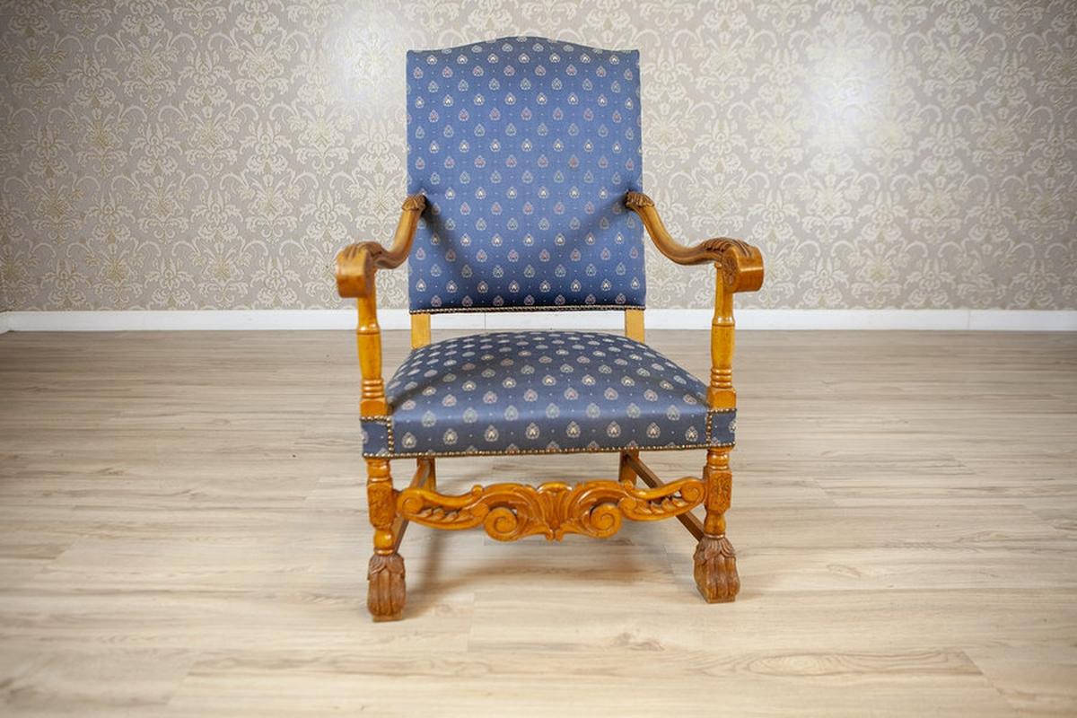 Olandese Poltrona/Trono in noce intagliato e stilizzato con tappezzeria blu, anni '60-'80 in vendita