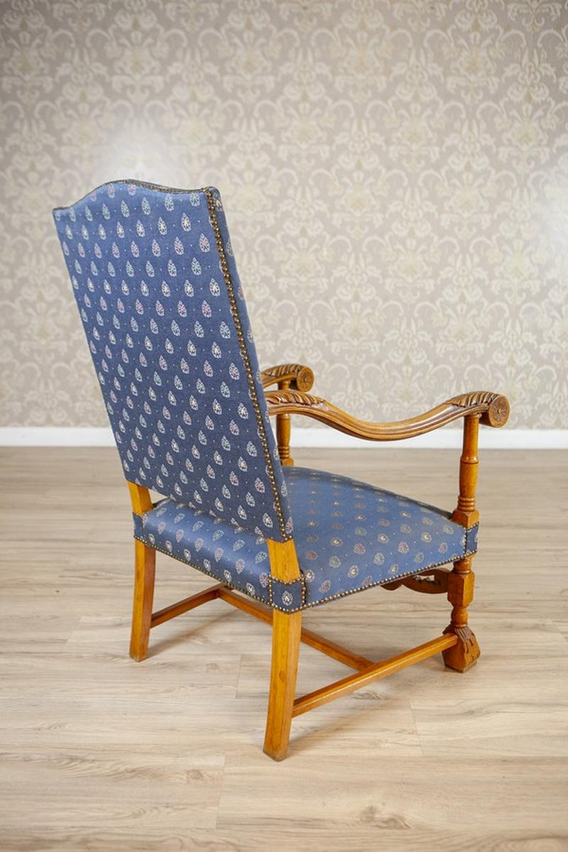 Poltrona/Trono in noce intagliato e stilizzato con tappezzeria blu, anni '60-'80 In condizioni buone in vendita a Opole, PL