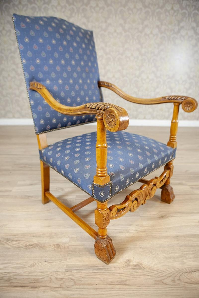 XX secolo Poltrona/Trono in noce intagliato e stilizzato con tappezzeria blu, anni '60-'80 in vendita